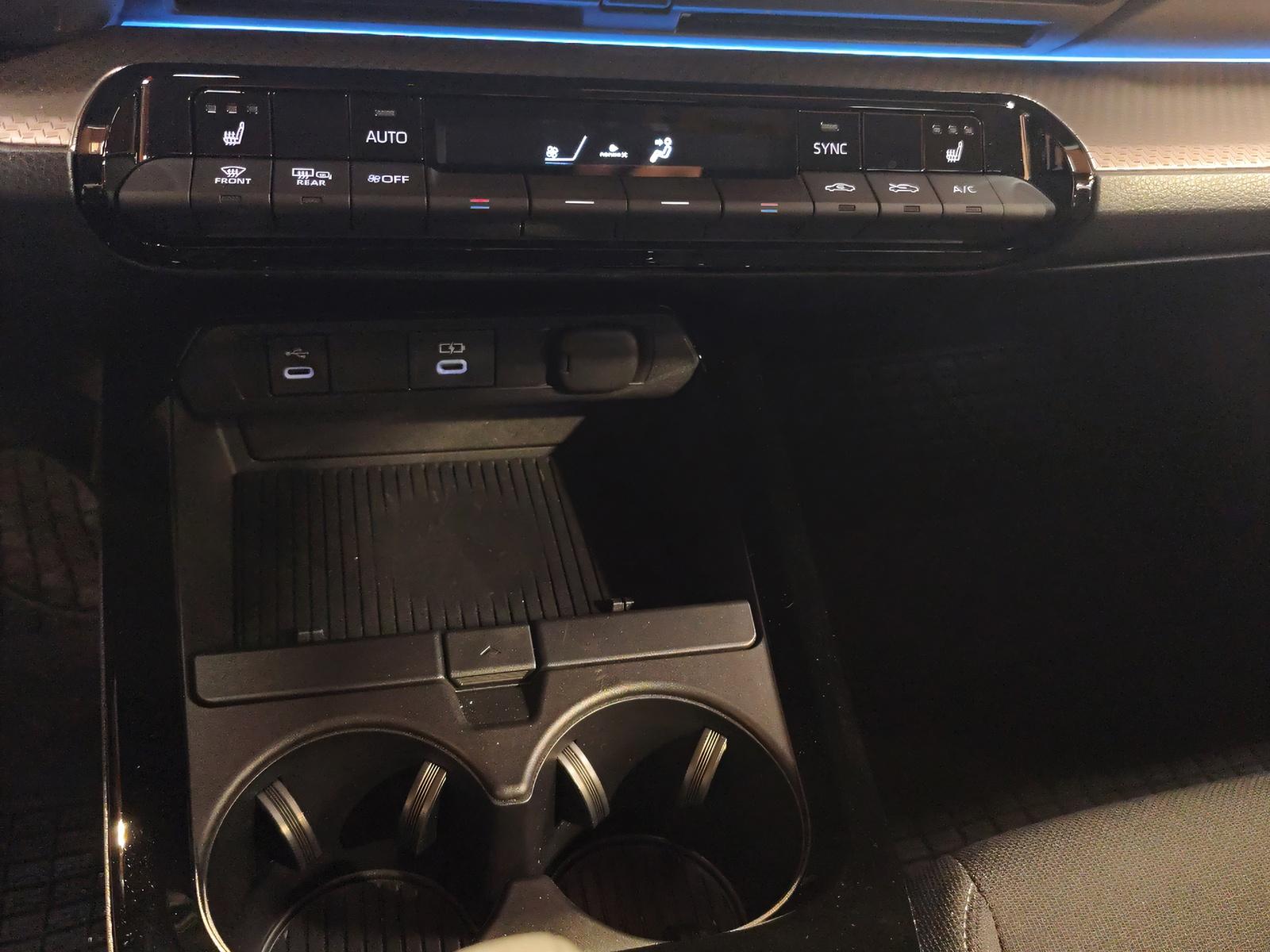TOYOTA Prius 2.0 Plug-In-Hybrid Style-image-12