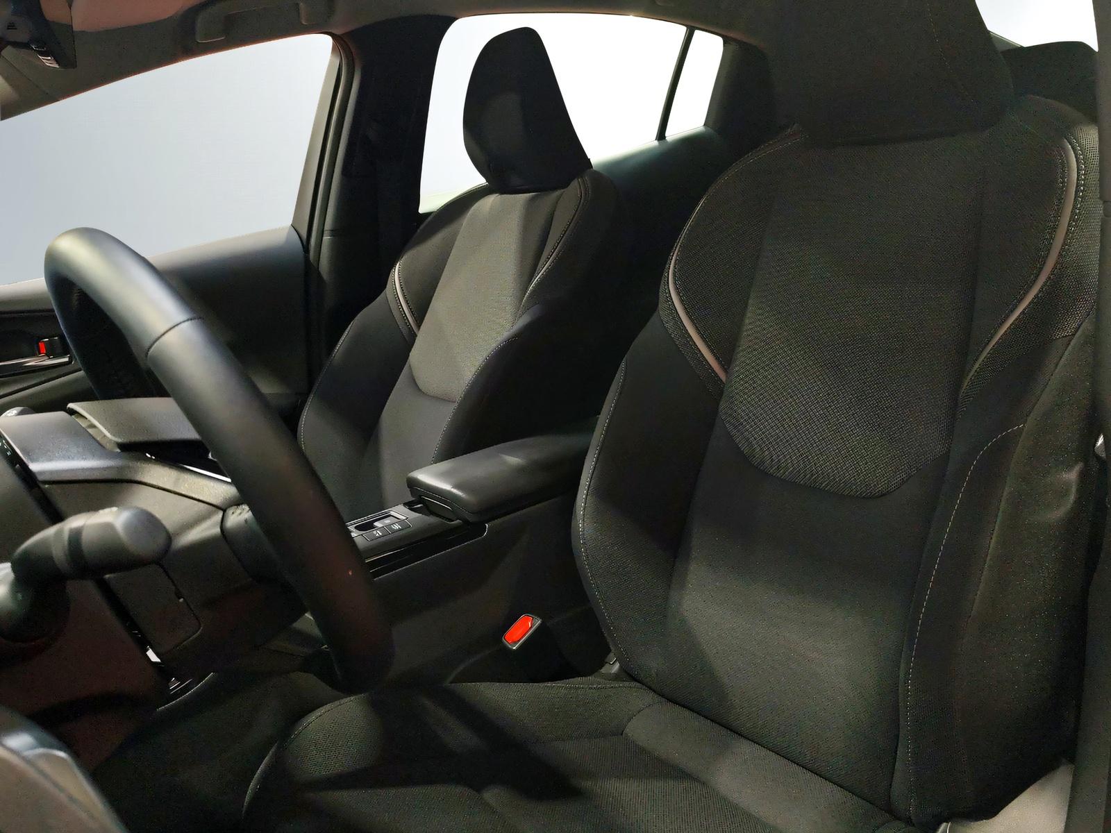 TOYOTA Prius 2.0 Plug-In-Hybrid Style-image-7