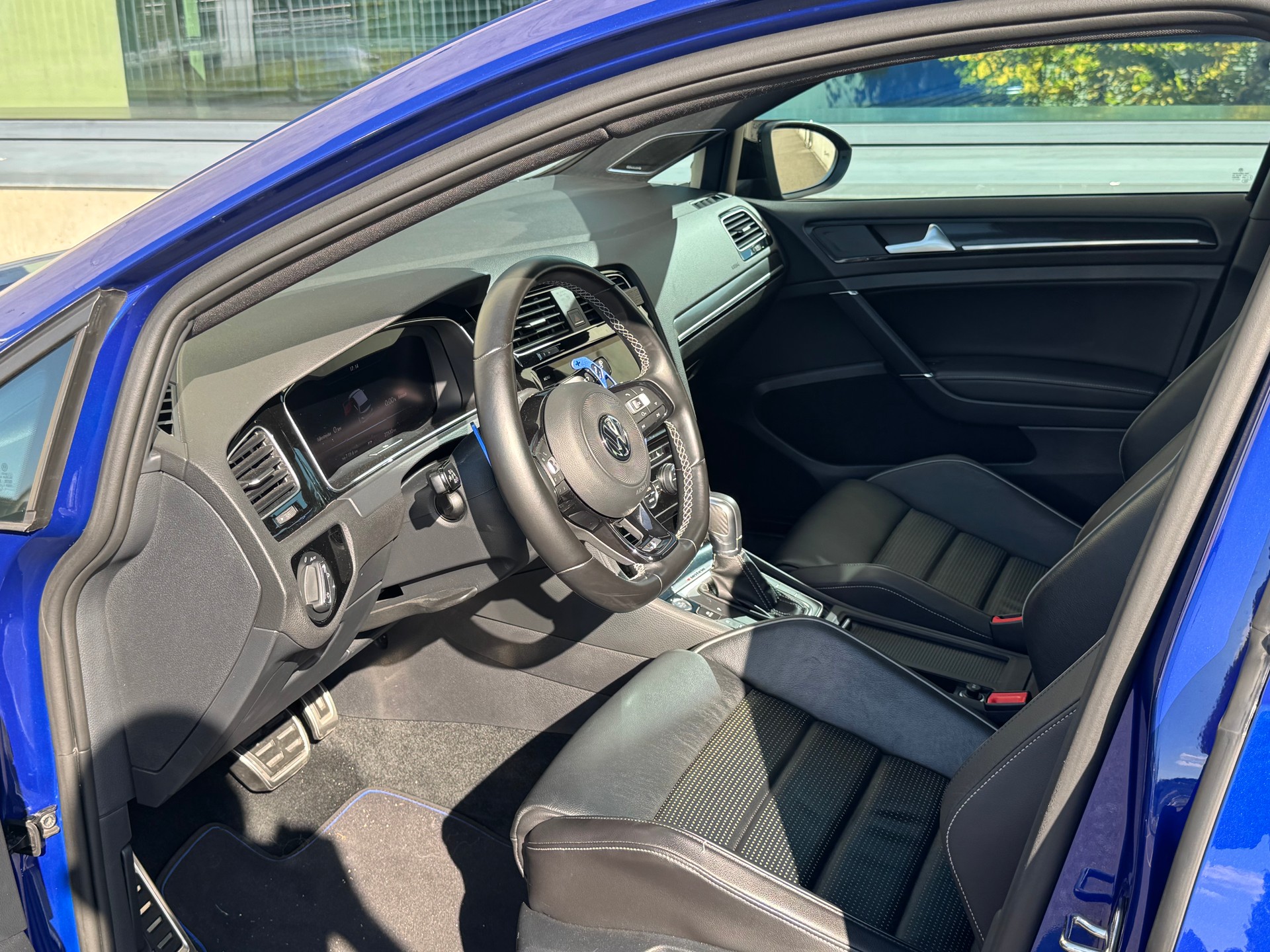VW Golf 2.0 TSI R 4Motion DSG - RESERVIERT-image-4