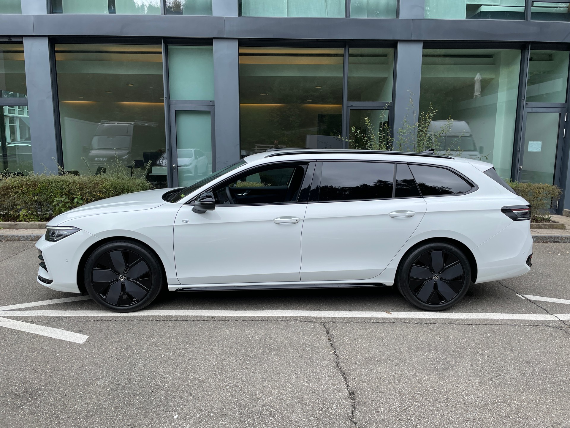 VW Passat Variant 1.5 eTSI evo R-Line DSG-image-1