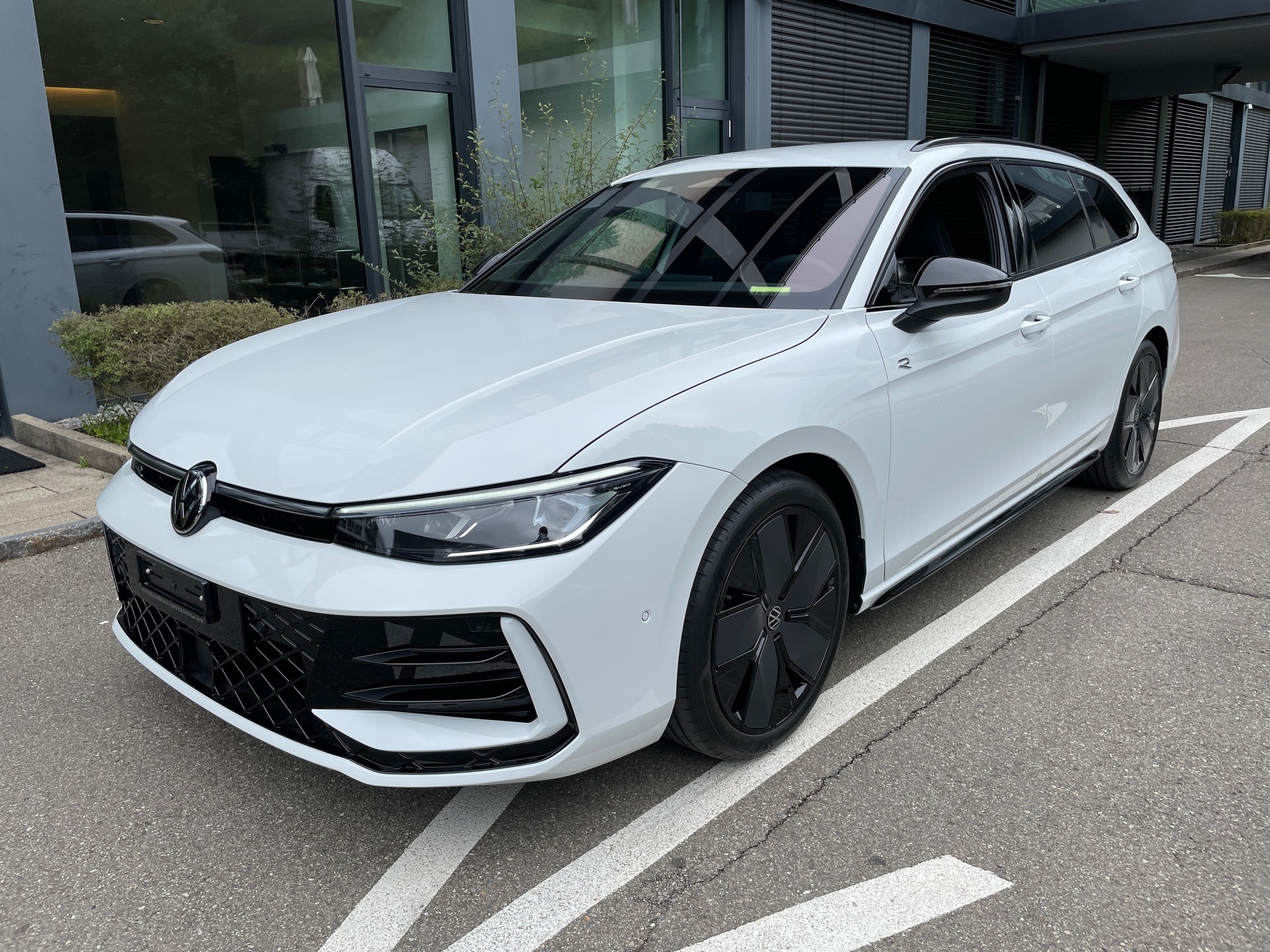 VW Passat Variant 1.5 eTSI evo R-Line DSG-image-0