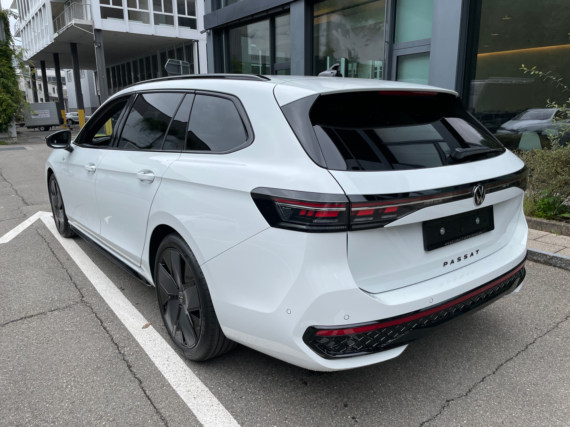 VW Passat Variant 1.5 eTSI evo R-Line DSG-image-2