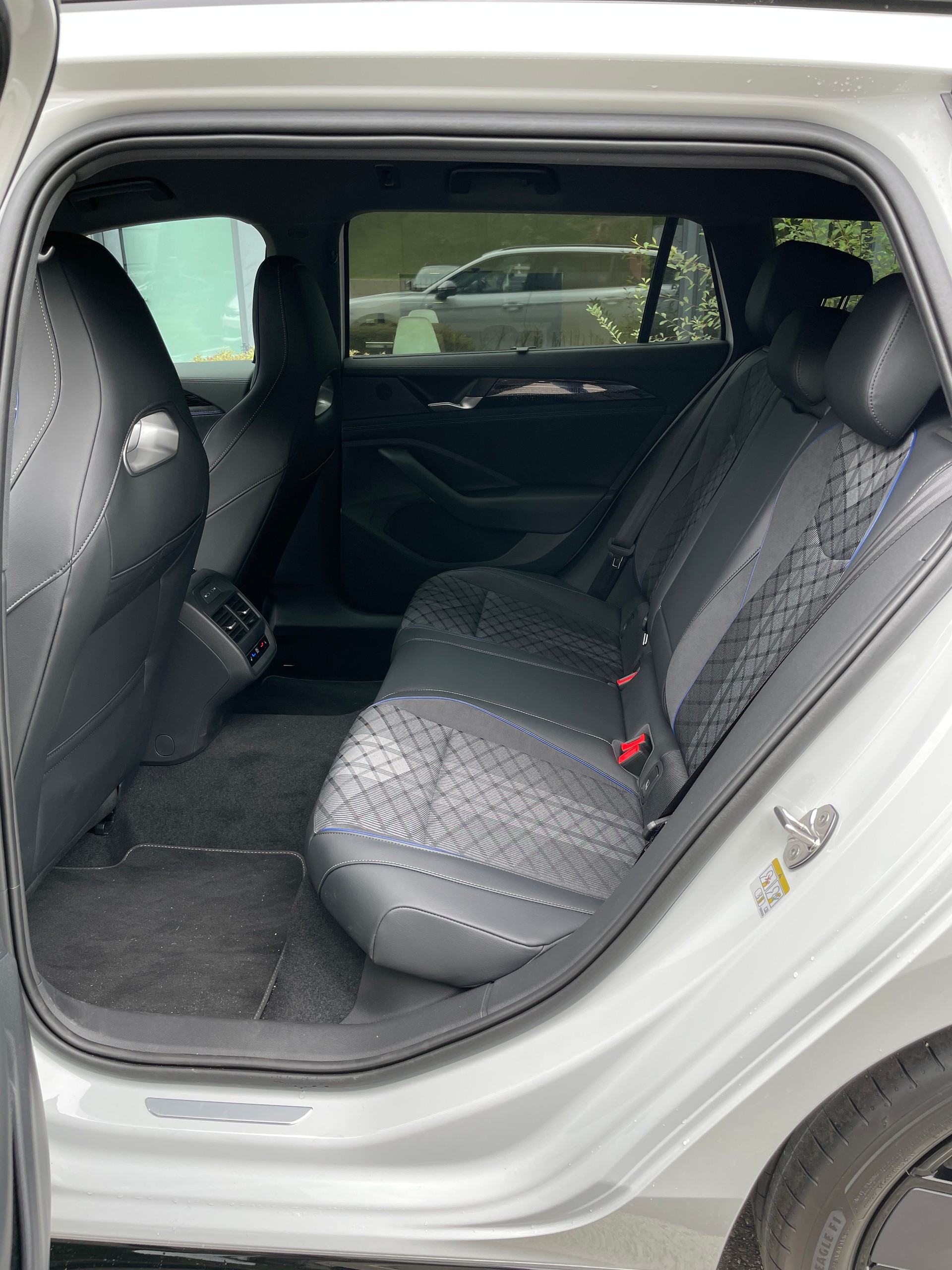 VW Passat Variant 1.5 eTSI evo R-Line DSG-image-13