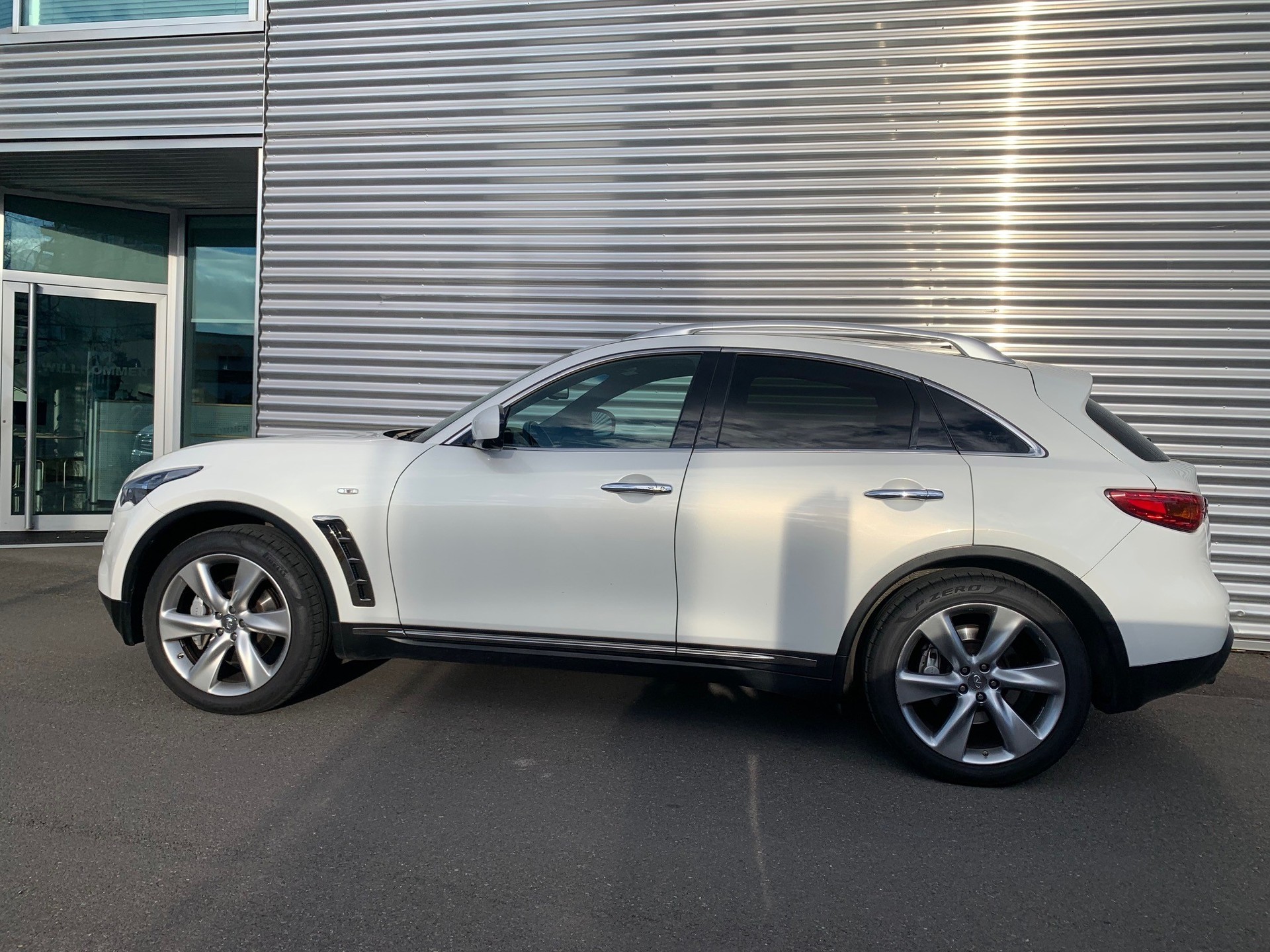 INFINITI QX70 5.0 S Premium AWD Automatic-showroom-element-2