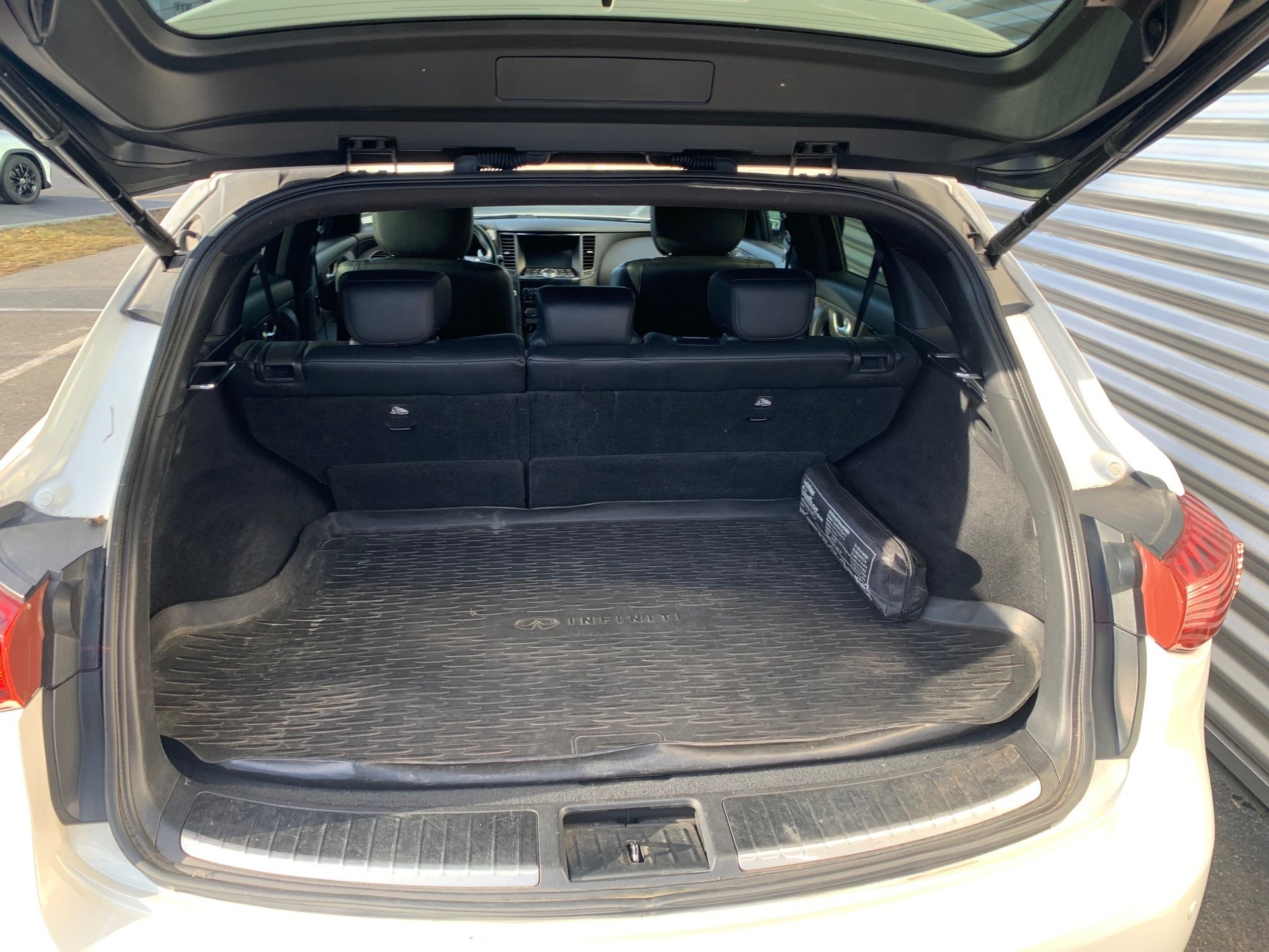 INFINITI QX70 5.0 S Premium AWD Automatic-image-4