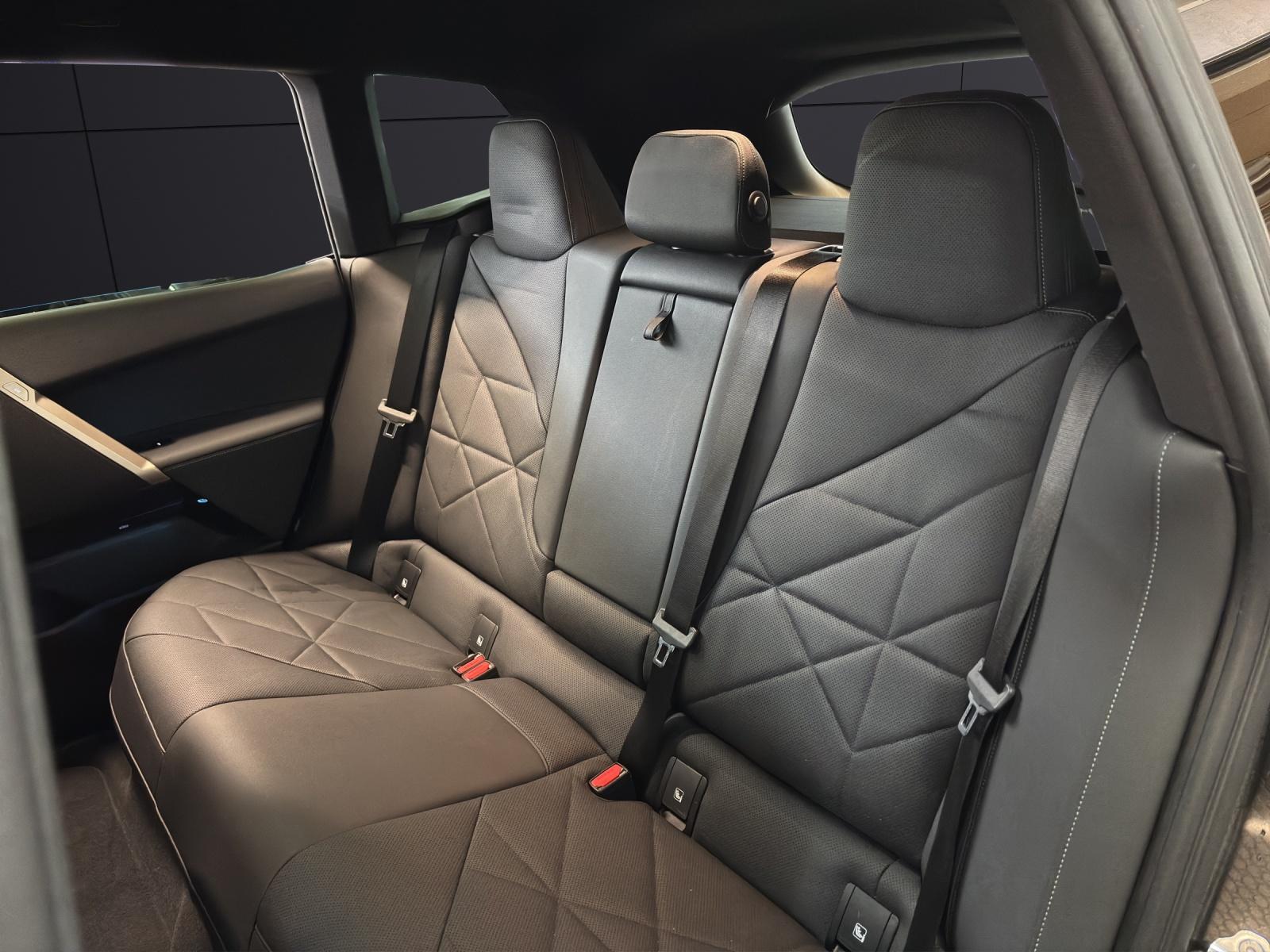 BMW iX xDrive40-image-11