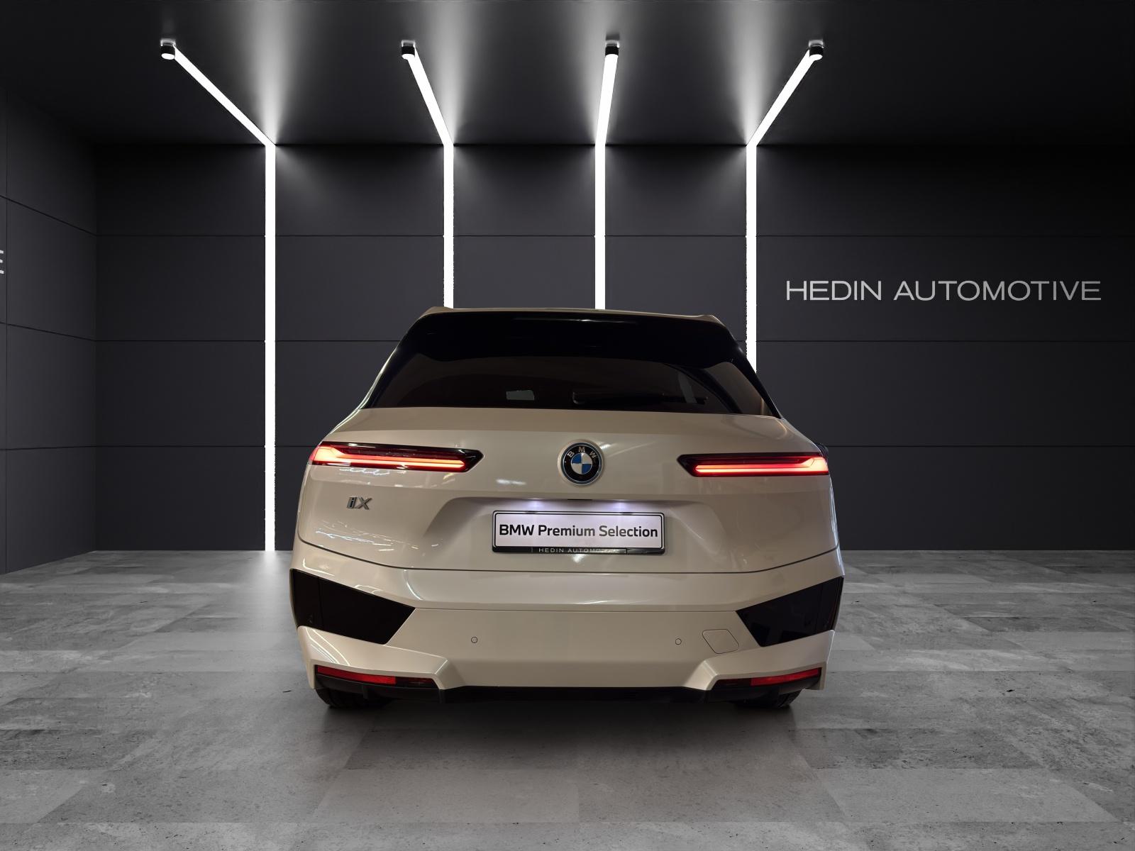 BMW iX xDrive40-image-3