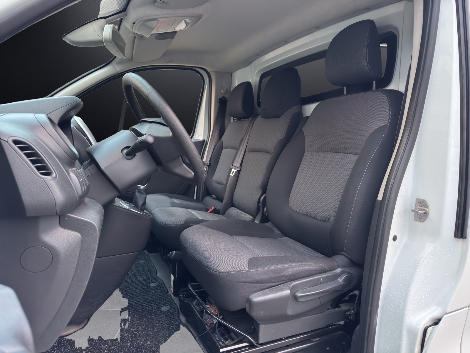 RENAULT Trafic 2.0 Diesel Automat - 170PS EDC 3.0t Business L1H1 A-image-17