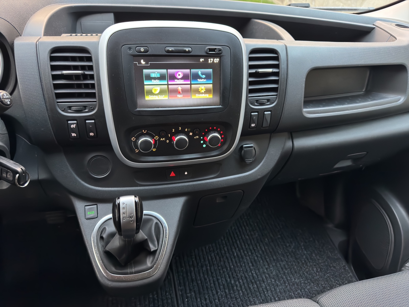 RENAULT Trafic 2.0 Diesel Automat - 170PS EDC 3.0t Business L1H1 A-image-21