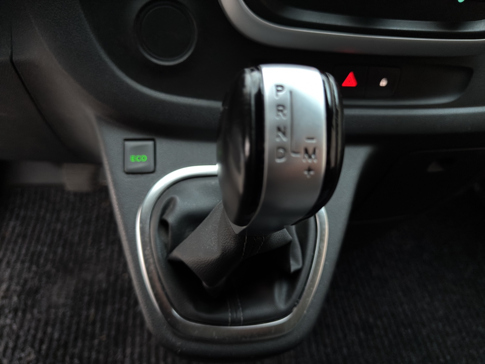 RENAULT Trafic 2.0 Diesel Automat - 170PS EDC 3.0t Business L1H1 A-image-22