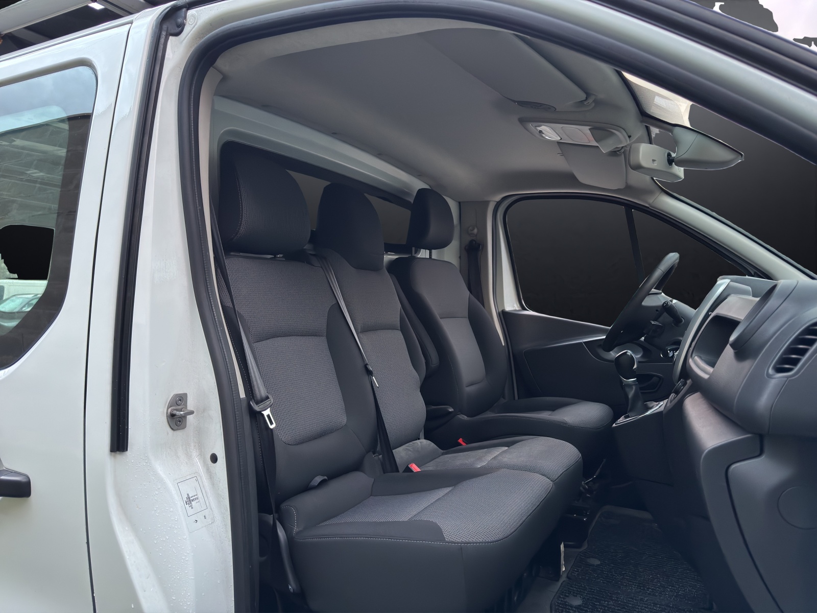 RENAULT Trafic 2.0 Diesel Automat - 170PS EDC 3.0t Business L1H1 A-image-16