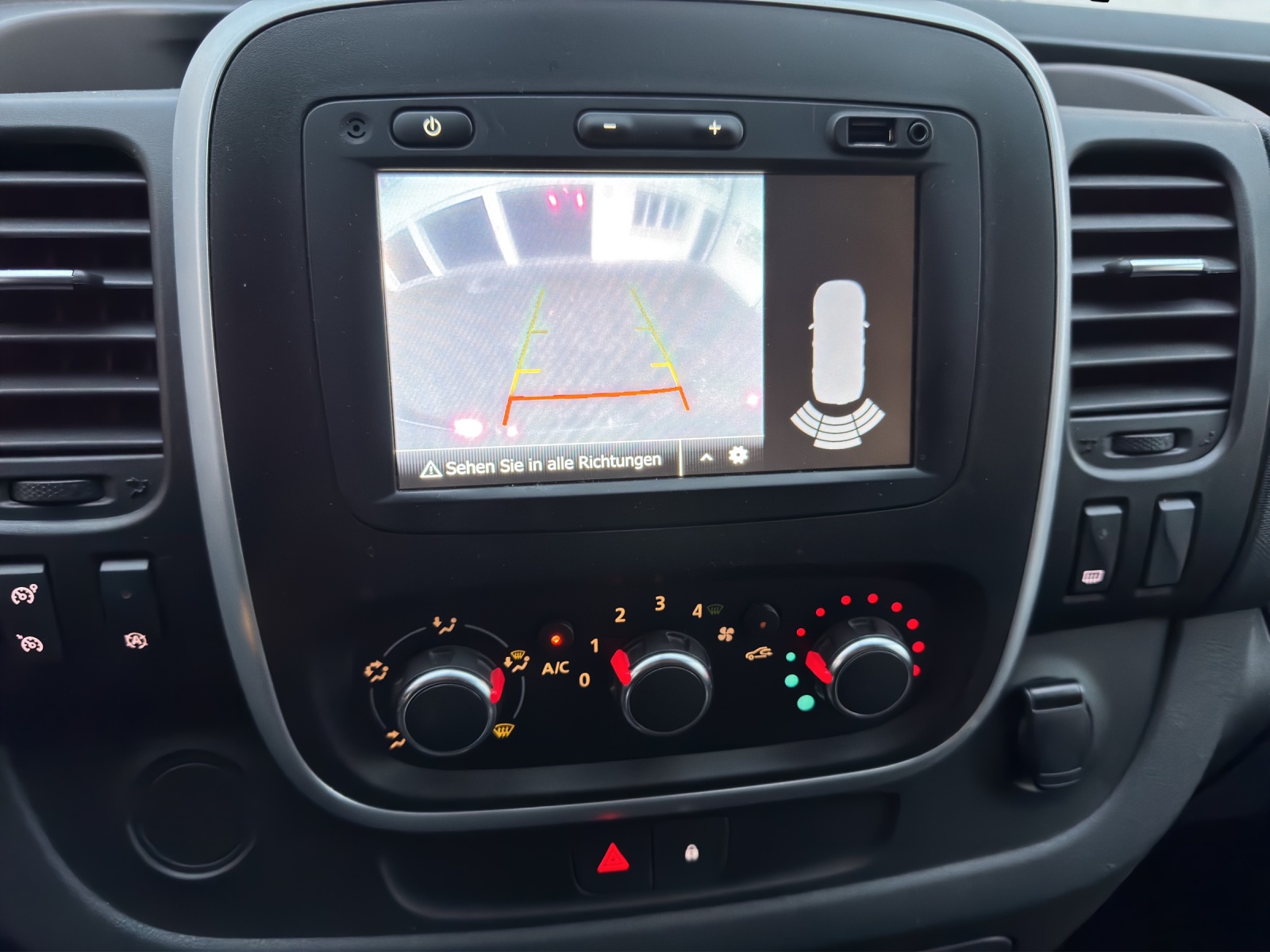 RENAULT Trafic 2.0 Diesel Automat - 170PS EDC 3.0t Business L1H1 A-image-14