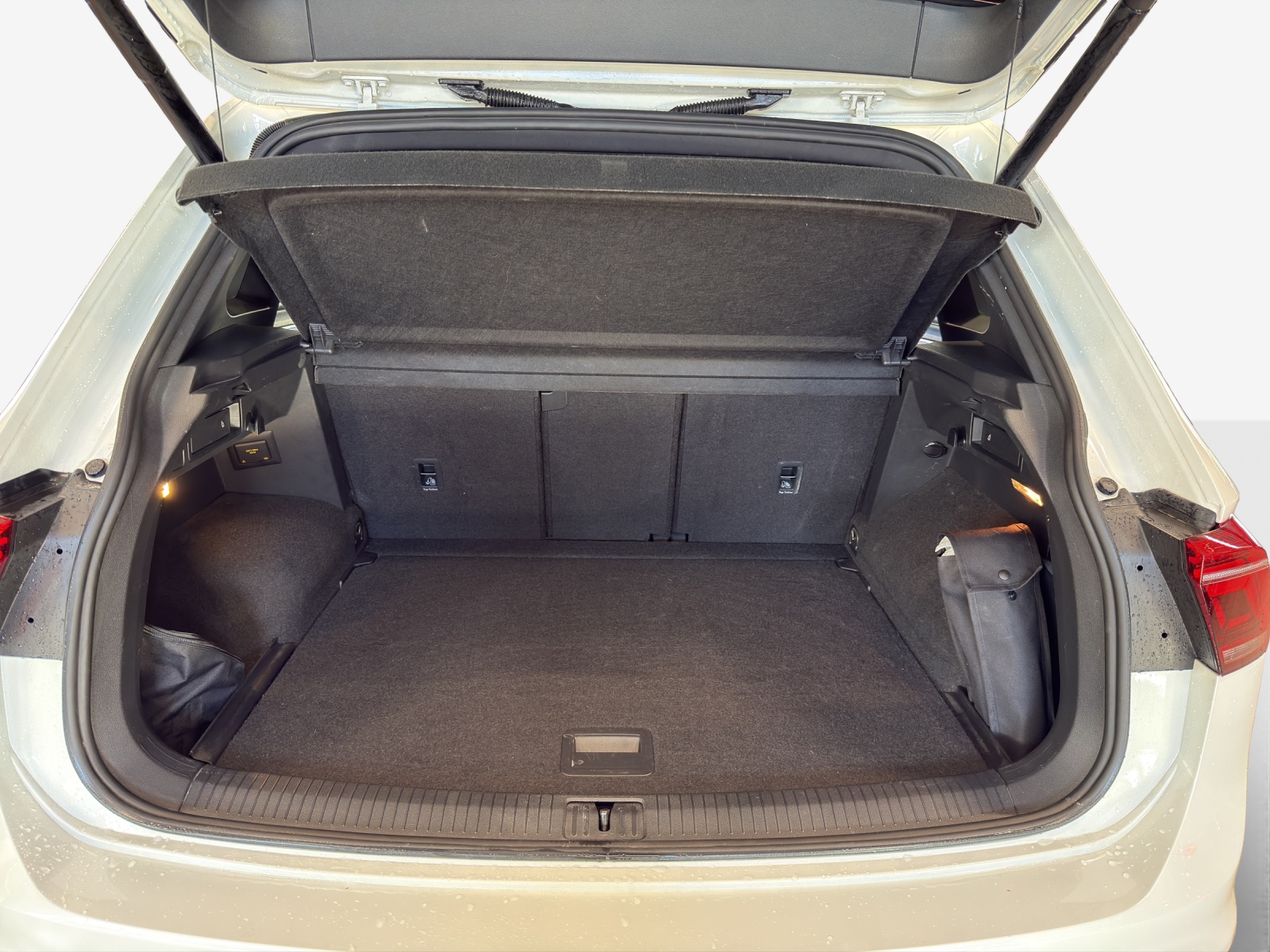 VW Tiguan 2.0TSI R 4Motion DSG-image-12
