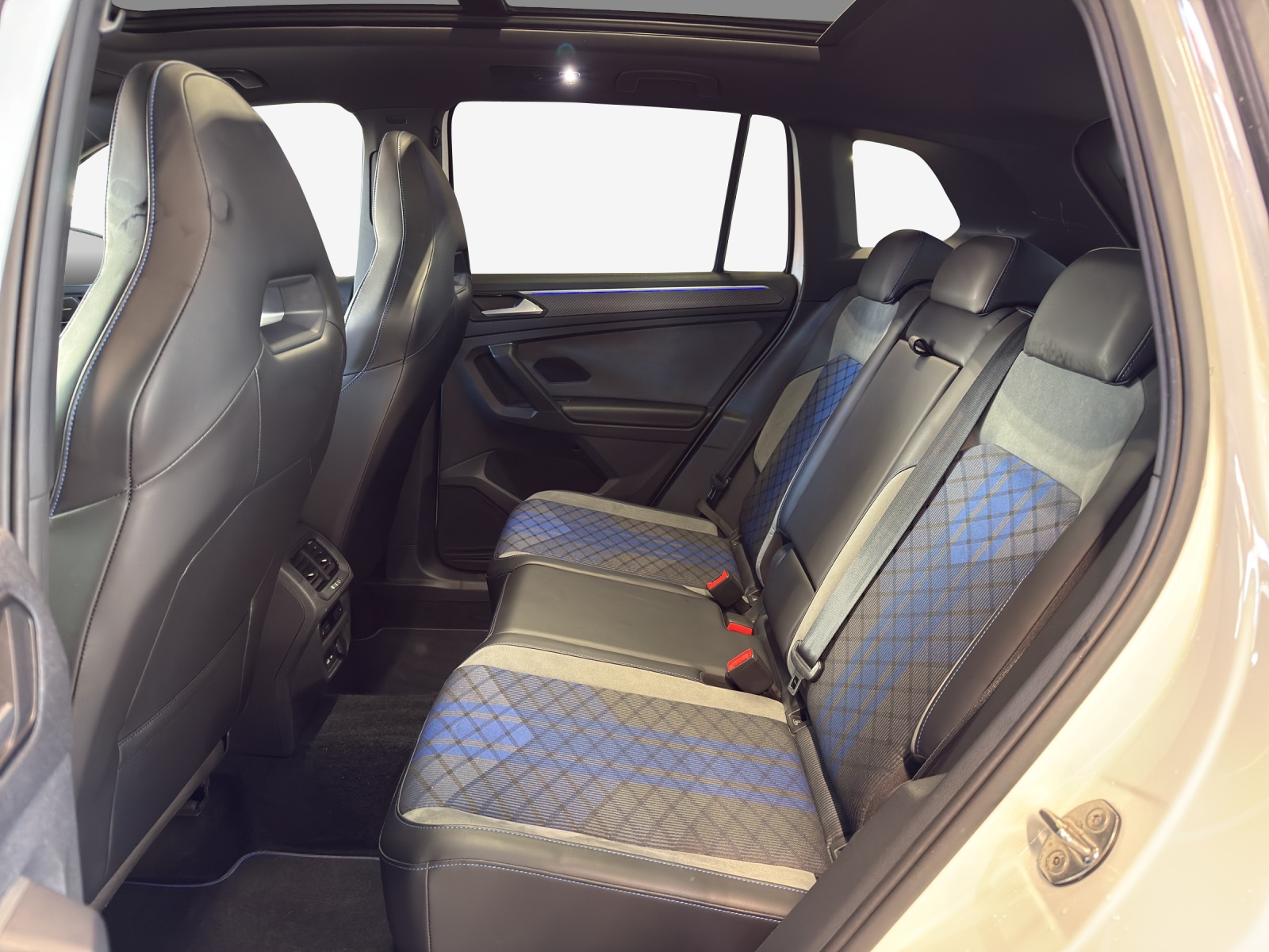 VW Tiguan 2.0TSI R 4Motion DSG-image-11