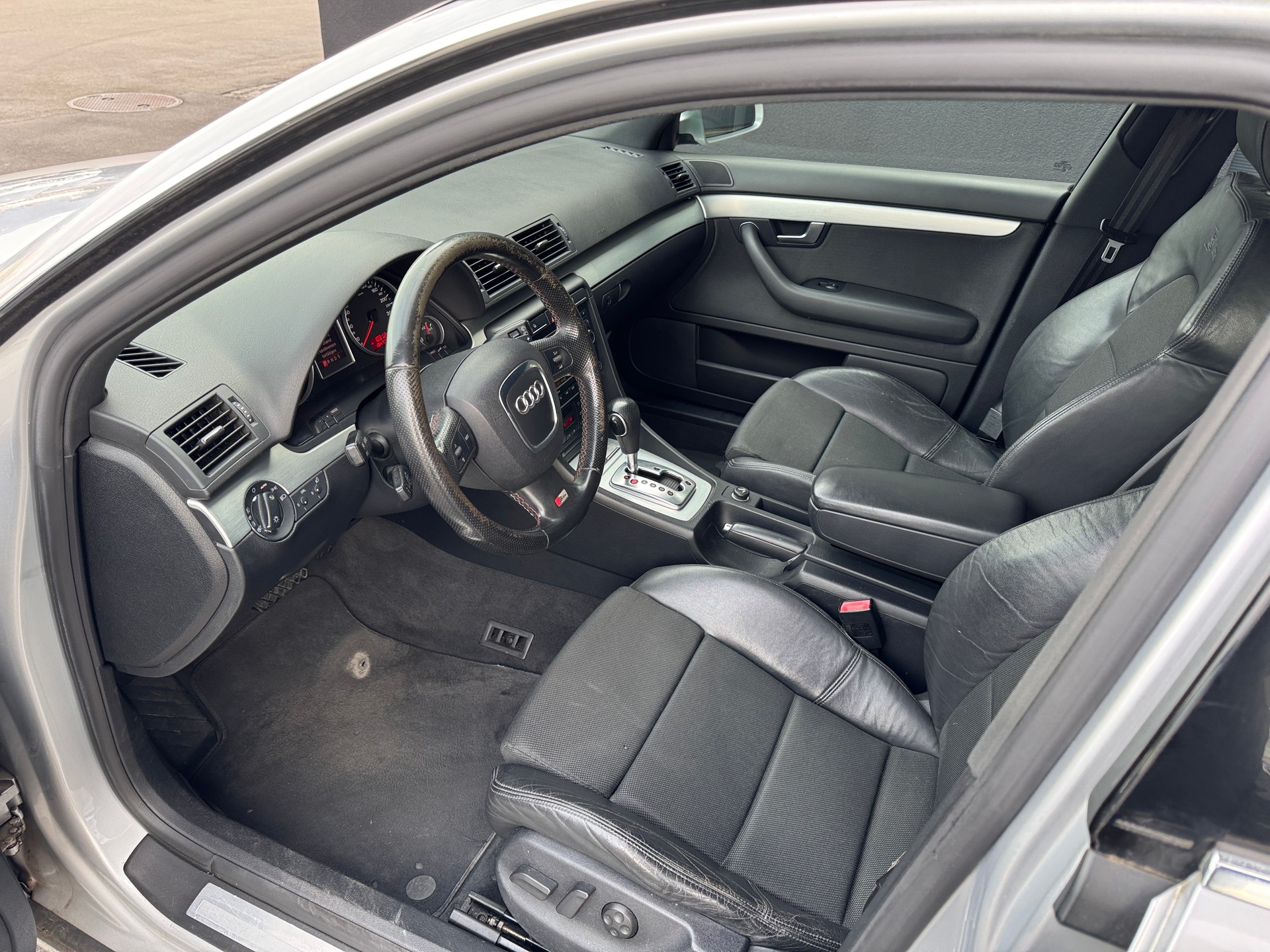 AUDI A4 Avant 2.0 Turbo FSI-image-6