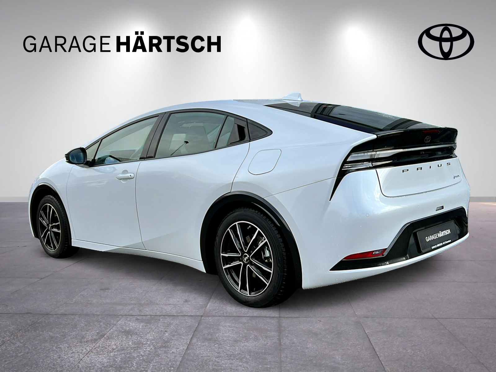 TOYOTA Prius 2.0 Plug-In-Hybrid Style-image-3