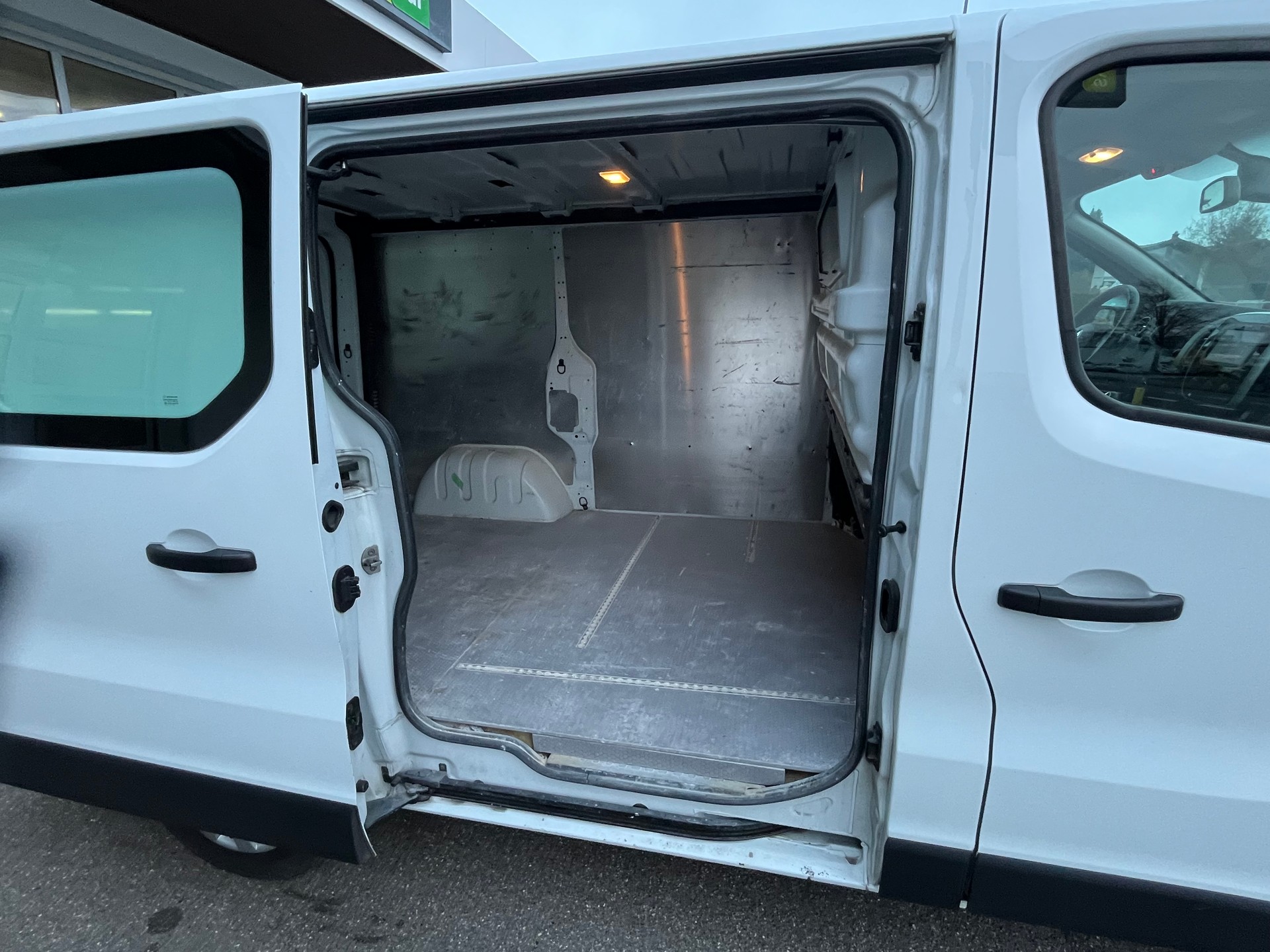 RENAULT Trafic 1.6 dCi 120 2.9t Business L1H1+++AB PLATZ OHNE GARANTIE+++-image-8
