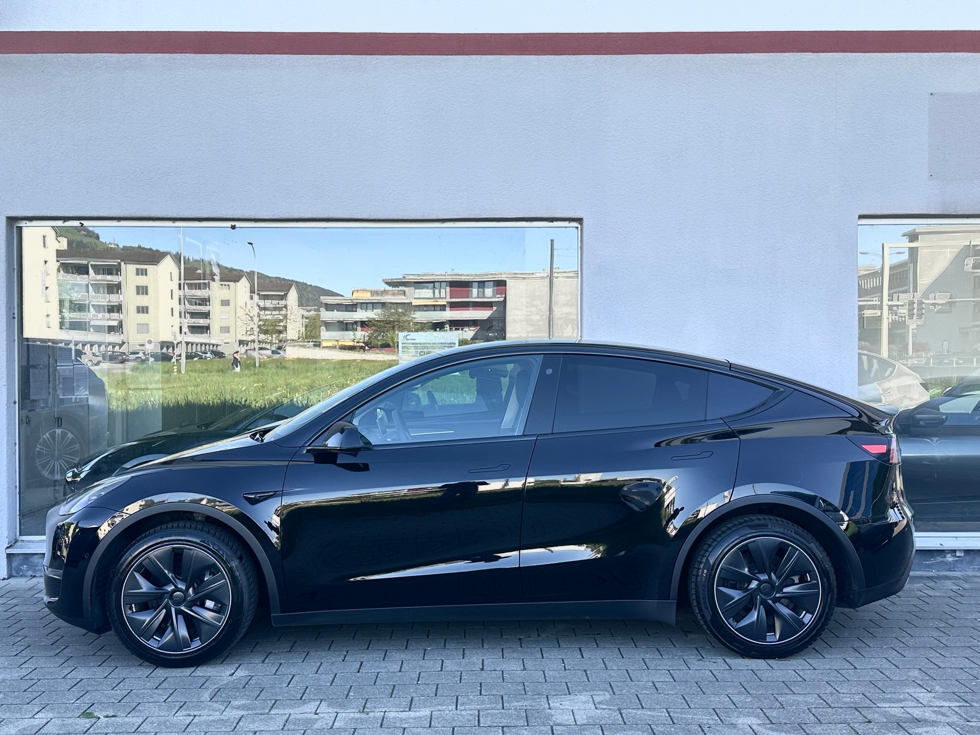 TESLA Model Y Long Range-showroom-element-2