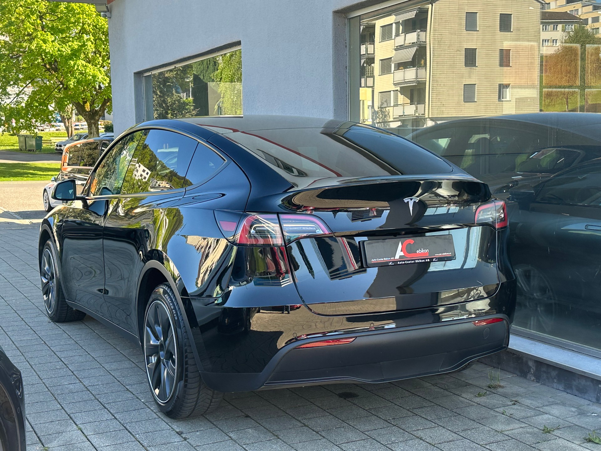 TESLA Model Y Long Range-showroom-element-1