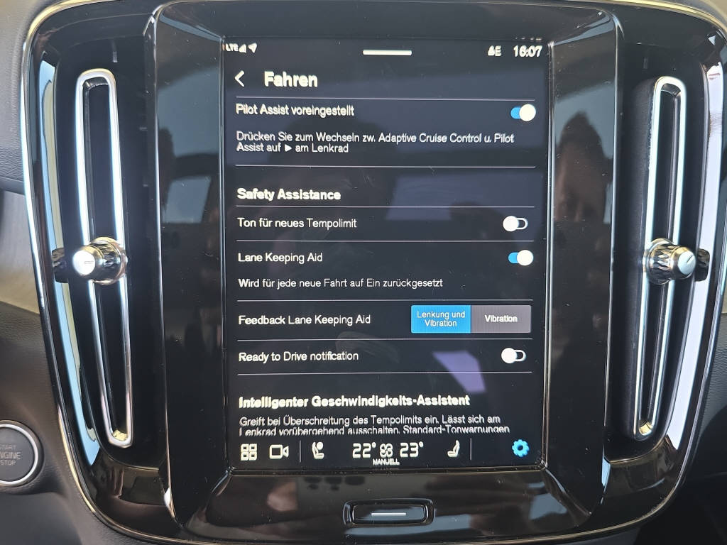 VOLVO XC40 2.0 B4 MH Plus Dark-image-24