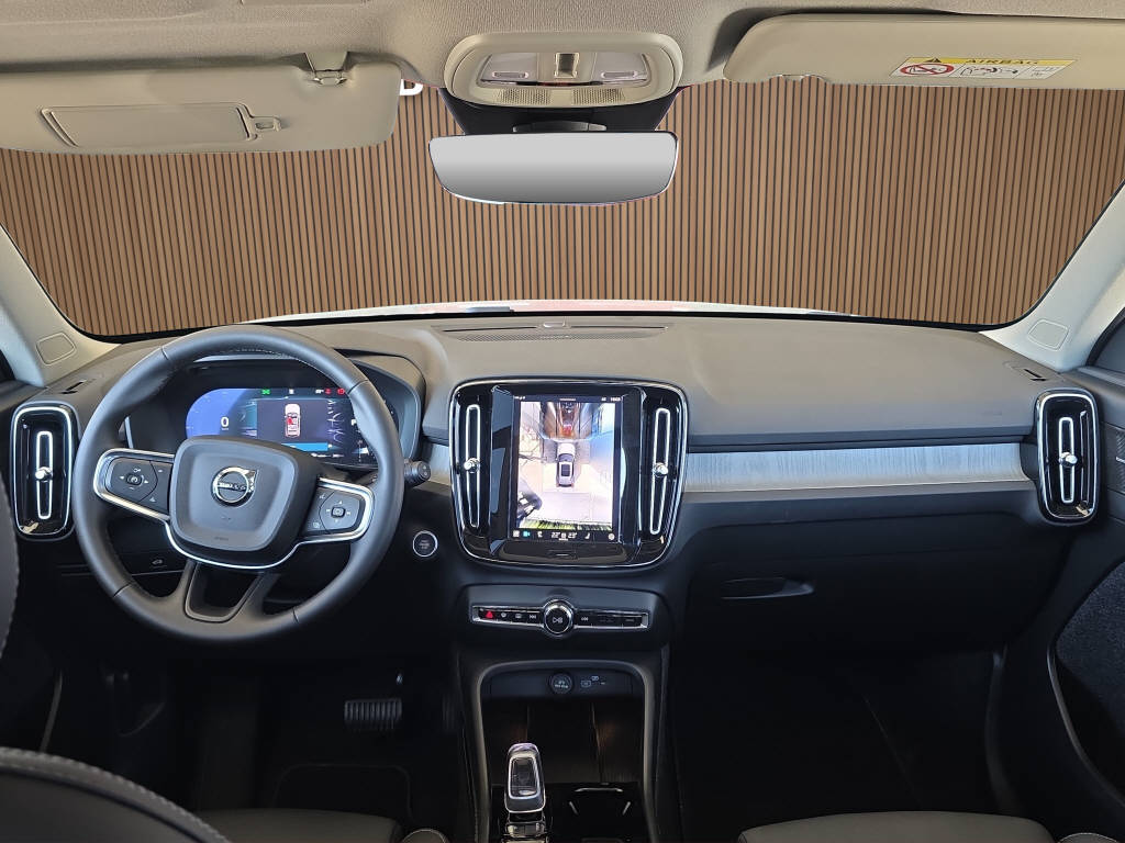 VOLVO XC40 2.0 B4 MH Plus Dark-image-17
