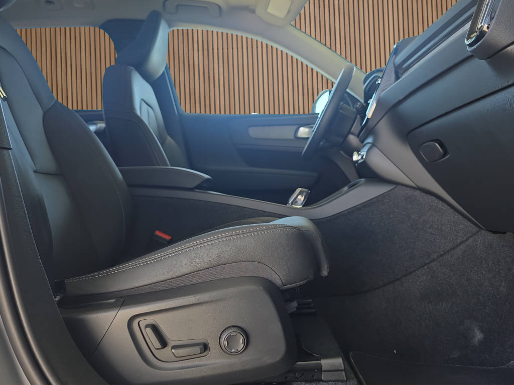 VOLVO XC40 2.0 B4 MH Plus Dark-image-13