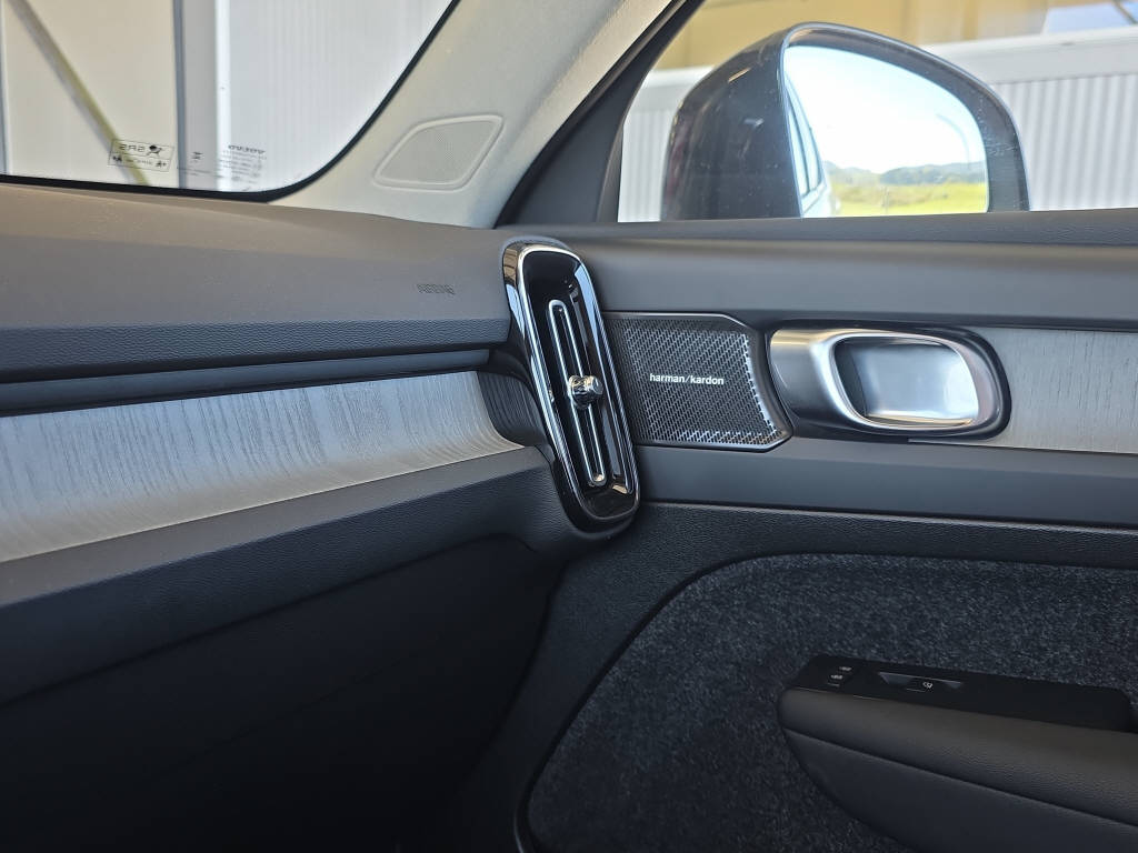 VOLVO XC40 2.0 B4 MH Plus Dark-image-18
