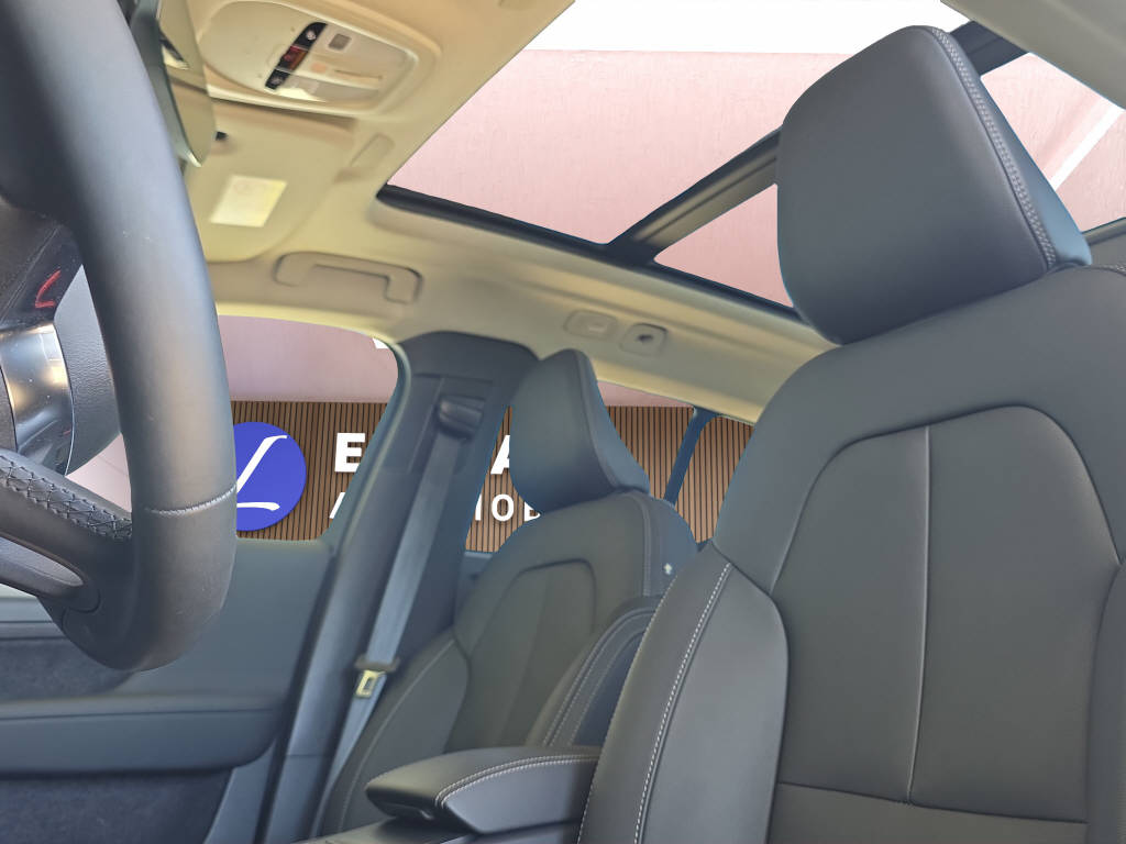 VOLVO XC40 2.0 B4 MH Plus Dark-image-12