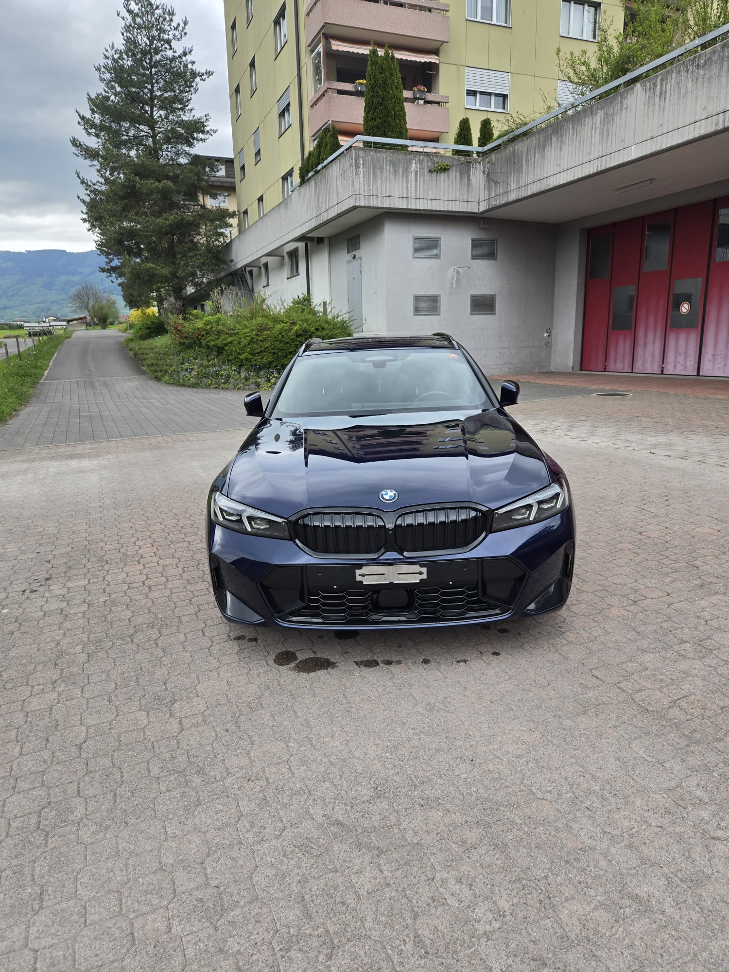 BMW 330e x DriveTouring Steptronic M Sport Pro-image-9