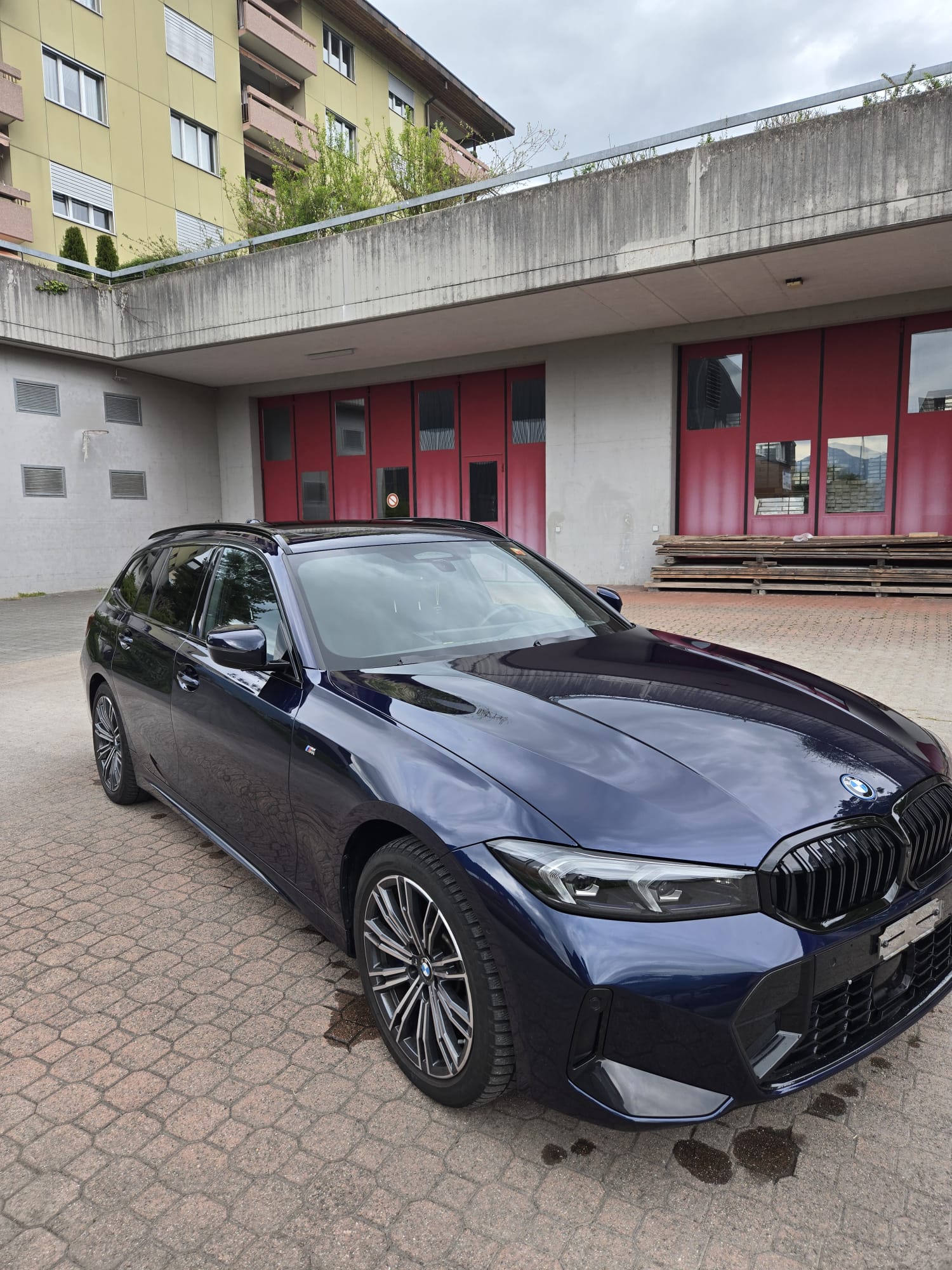 BMW 330e x DriveTouring Steptronic M Sport Pro-image-1