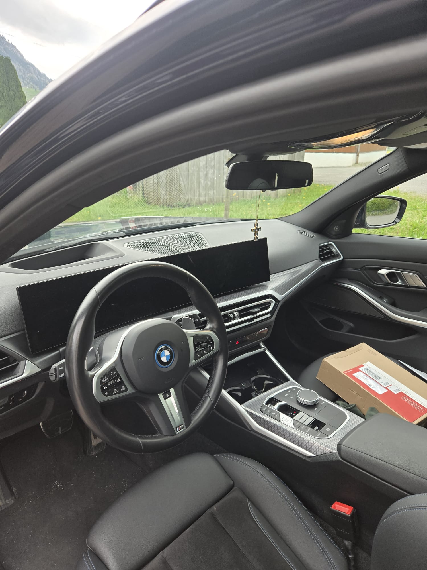 BMW 330e x DriveTouring Steptronic M Sport Pro-image-12