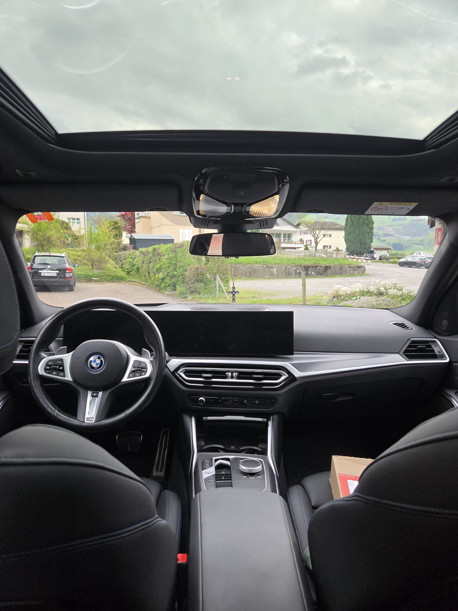 BMW 330e x DriveTouring Steptronic M Sport Pro-image-11