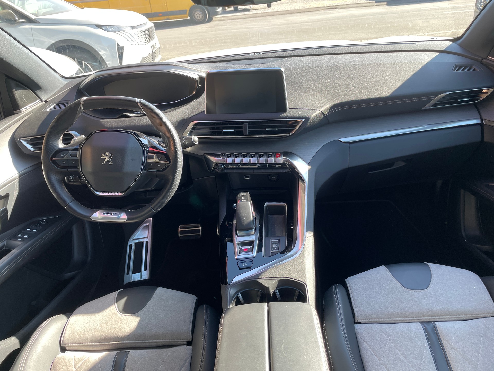 PEUGEOT 3008 300e Hybrid4 GT EAT8-image-8