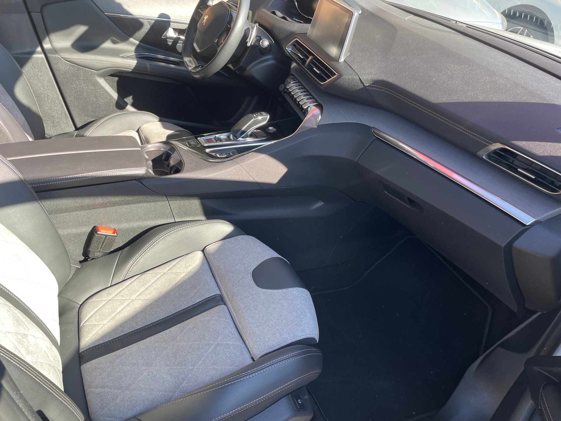 PEUGEOT 3008 300e Hybrid4 GT EAT8-image-11