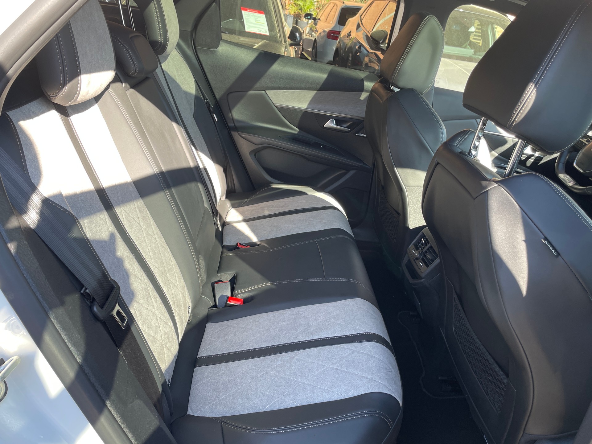 PEUGEOT 3008 300e Hybrid4 GT EAT8-image-6