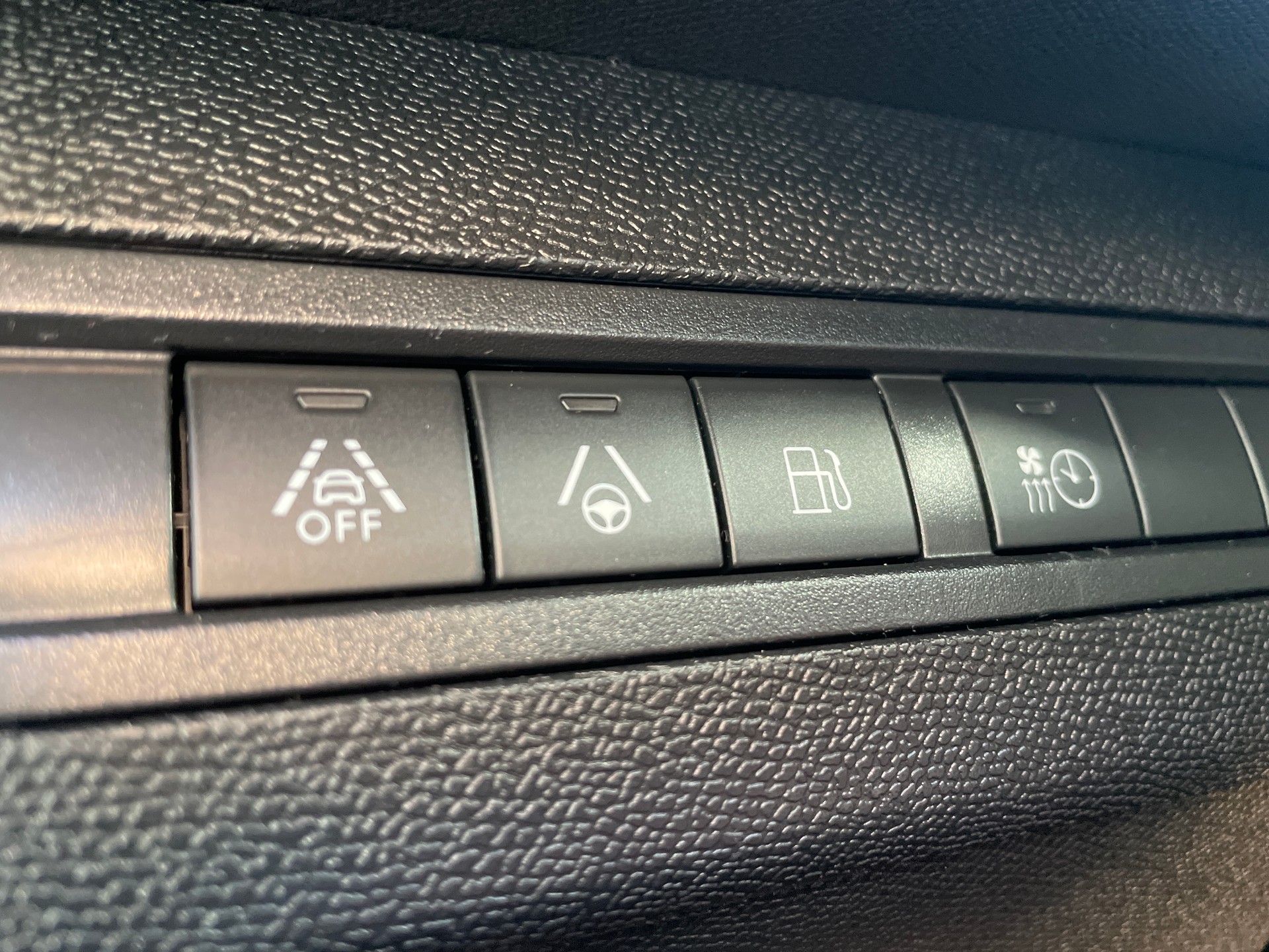 PEUGEOT 3008 300e Hybrid4 GT EAT8-image-17