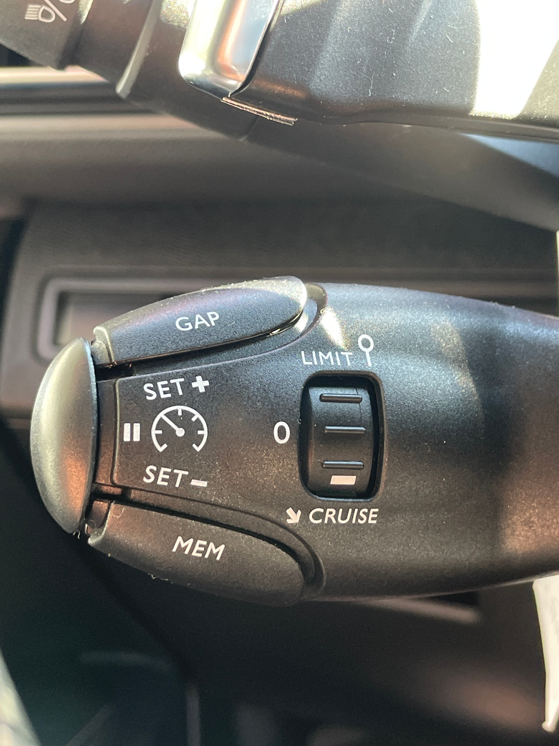PEUGEOT 3008 300e Hybrid4 GT EAT8-image-16