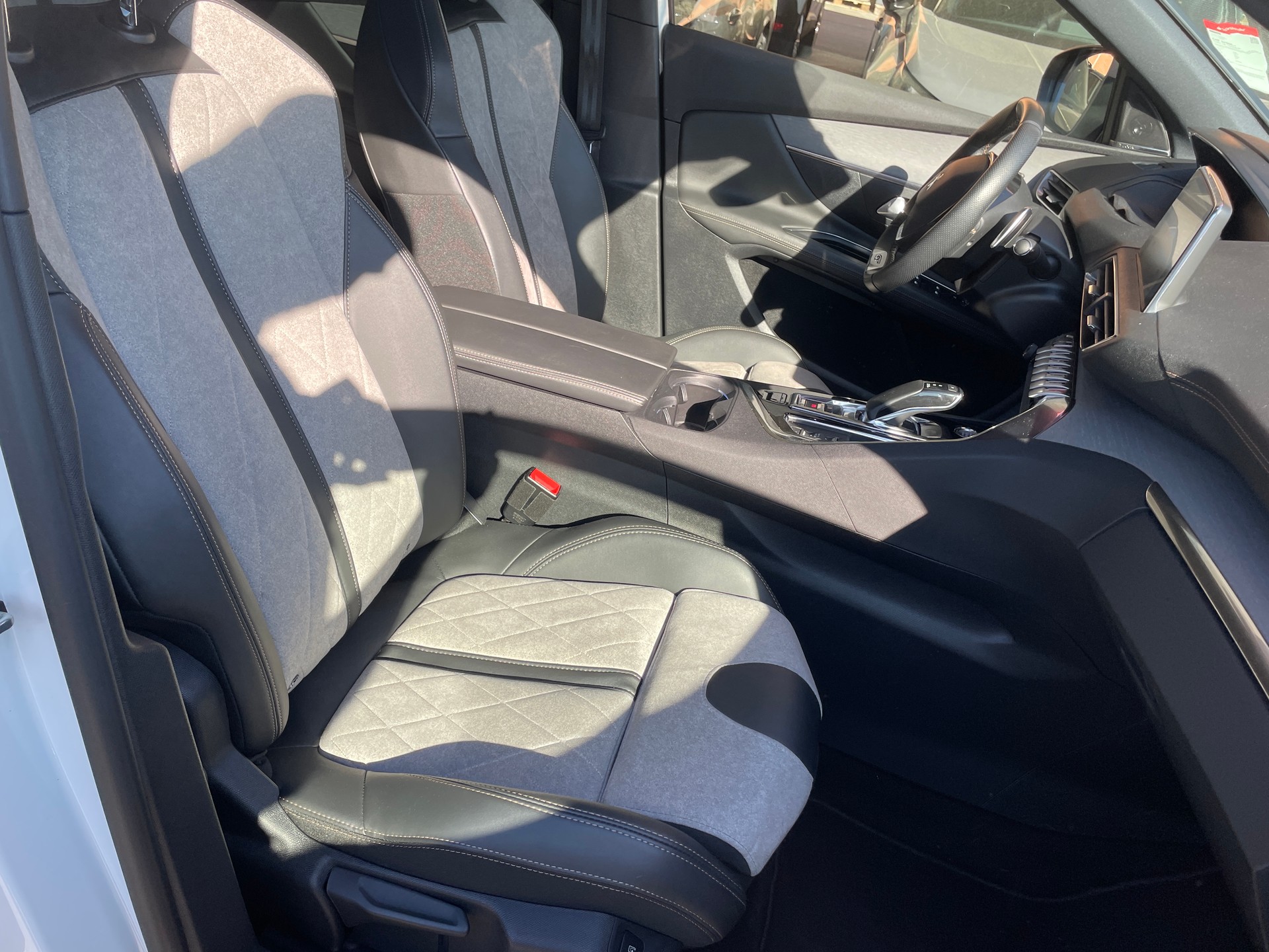 PEUGEOT 3008 300e Hybrid4 GT EAT8-image-12