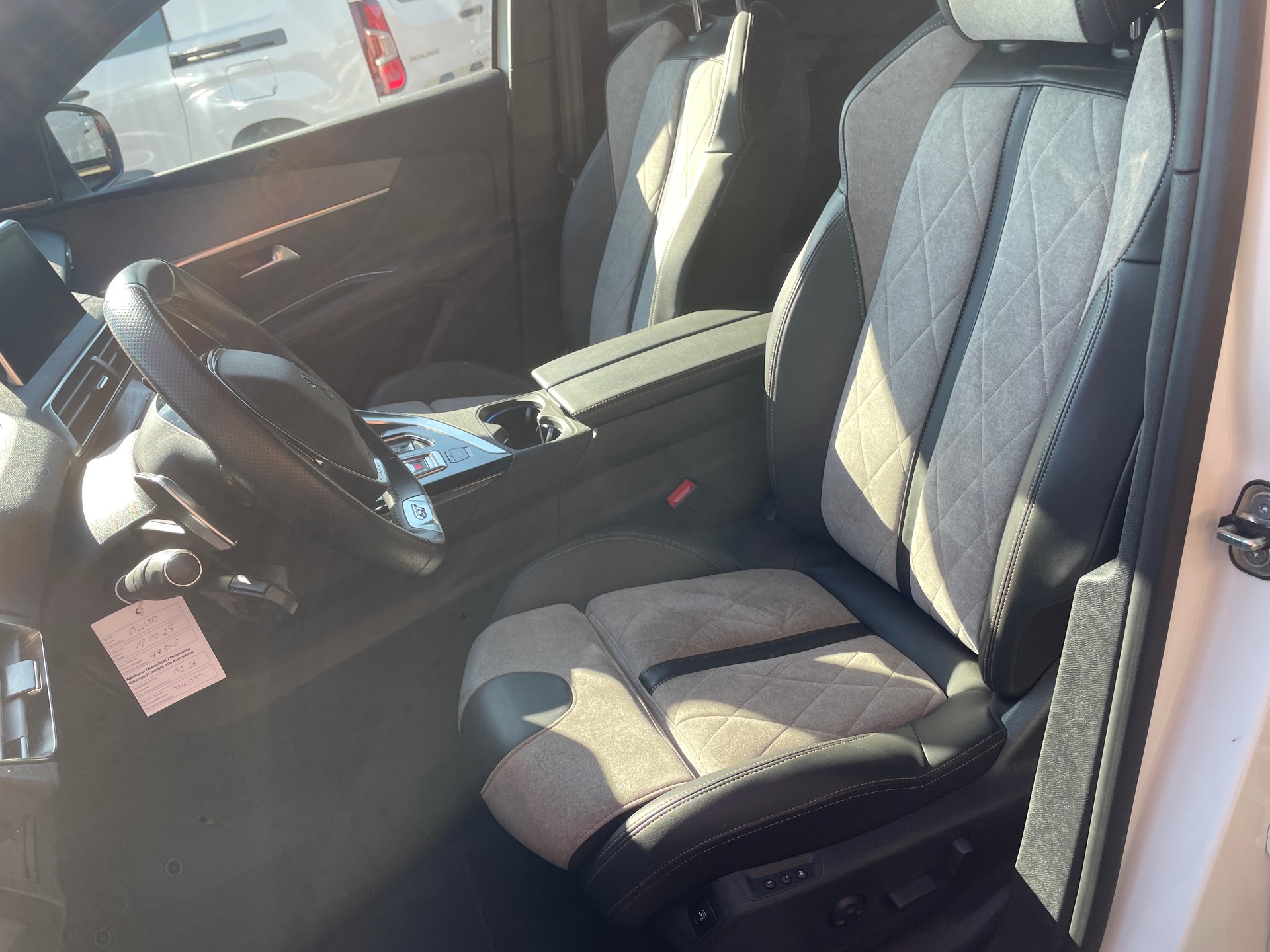 PEUGEOT 3008 300e Hybrid4 GT EAT8-image-14