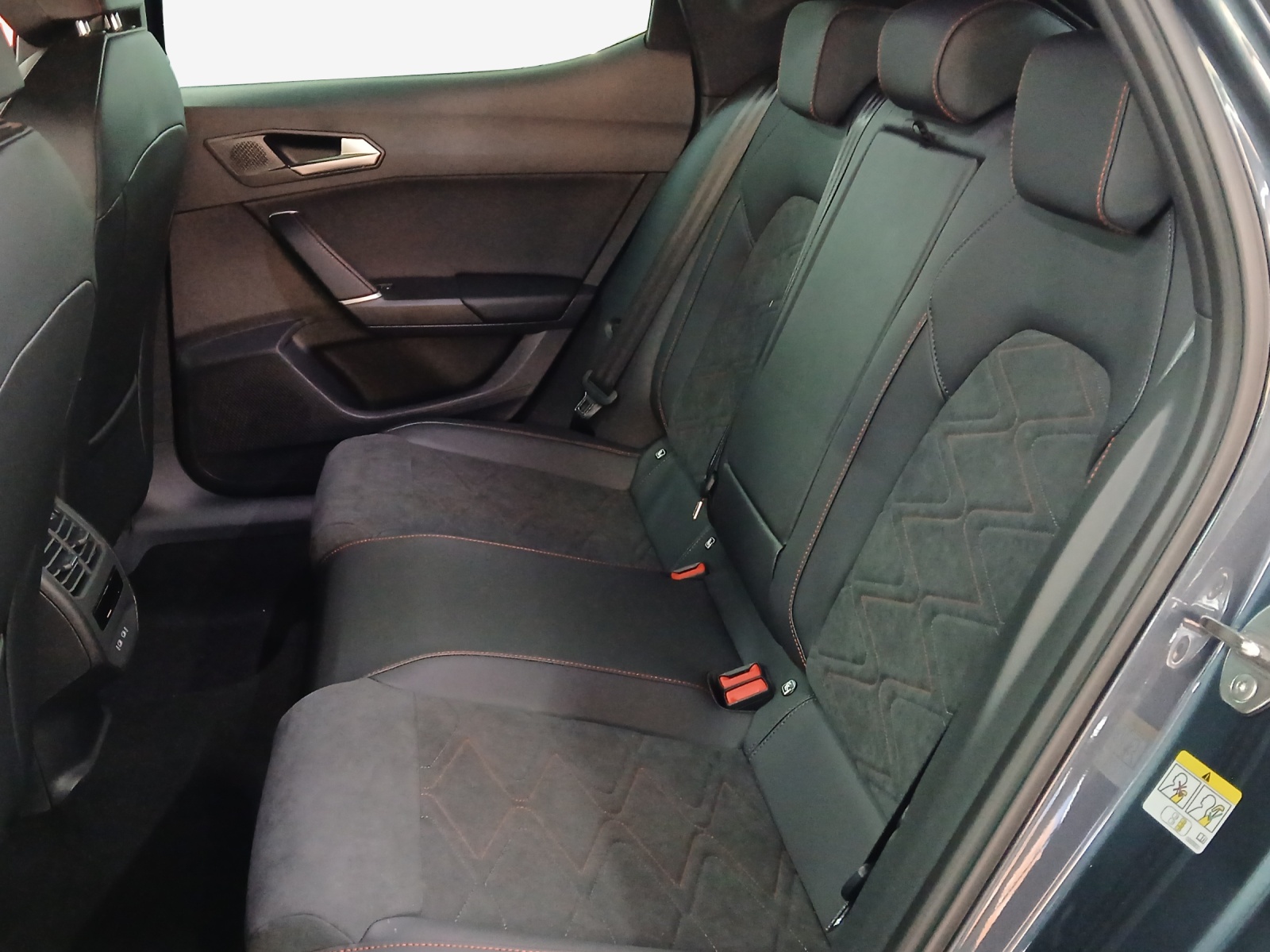 SEAT Leon 1.5 eTSI mHEV DSG 75 Edition-image-11