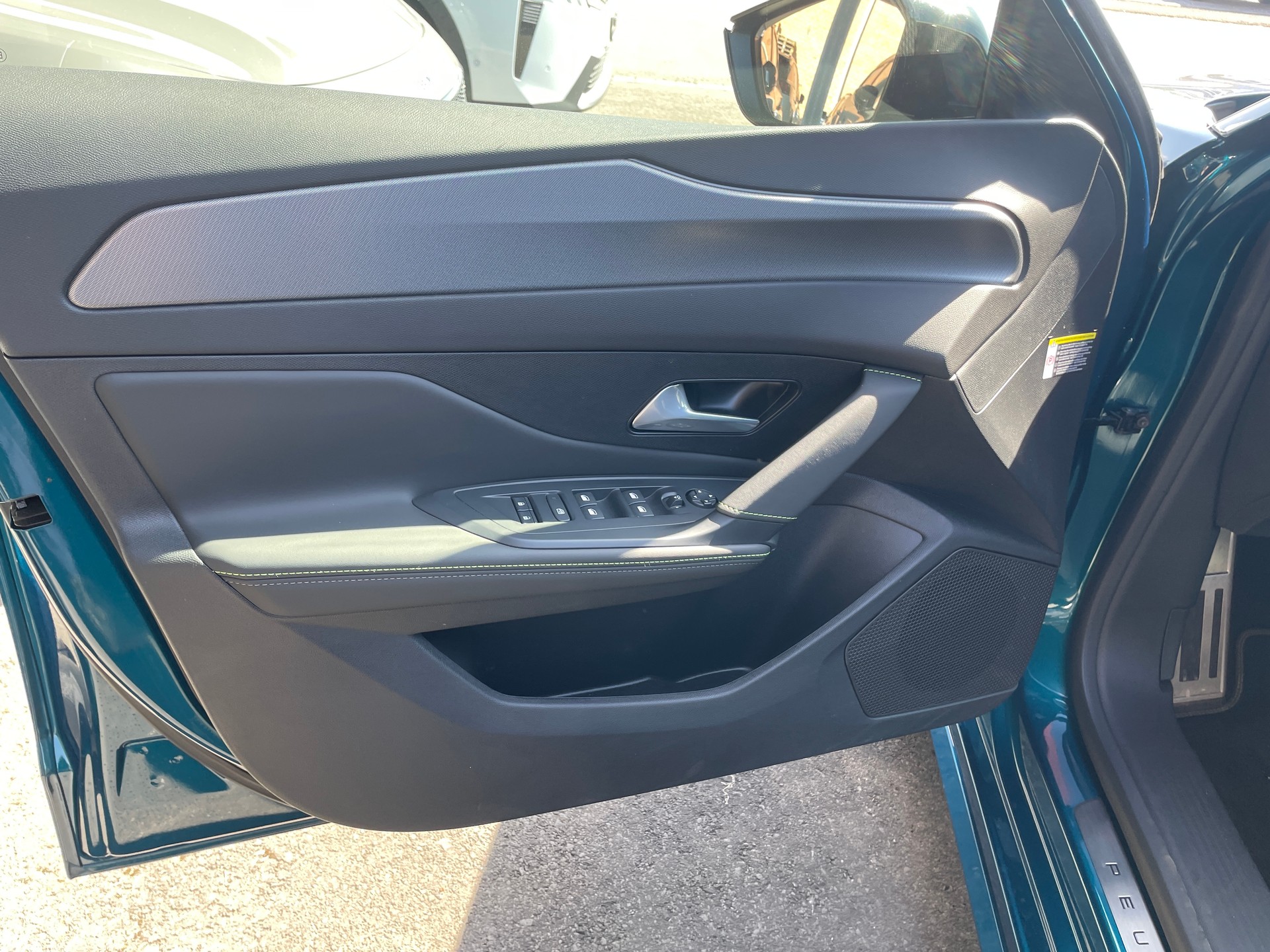 PEUGEOT 308 1.2 HEV 136 GT-image-12