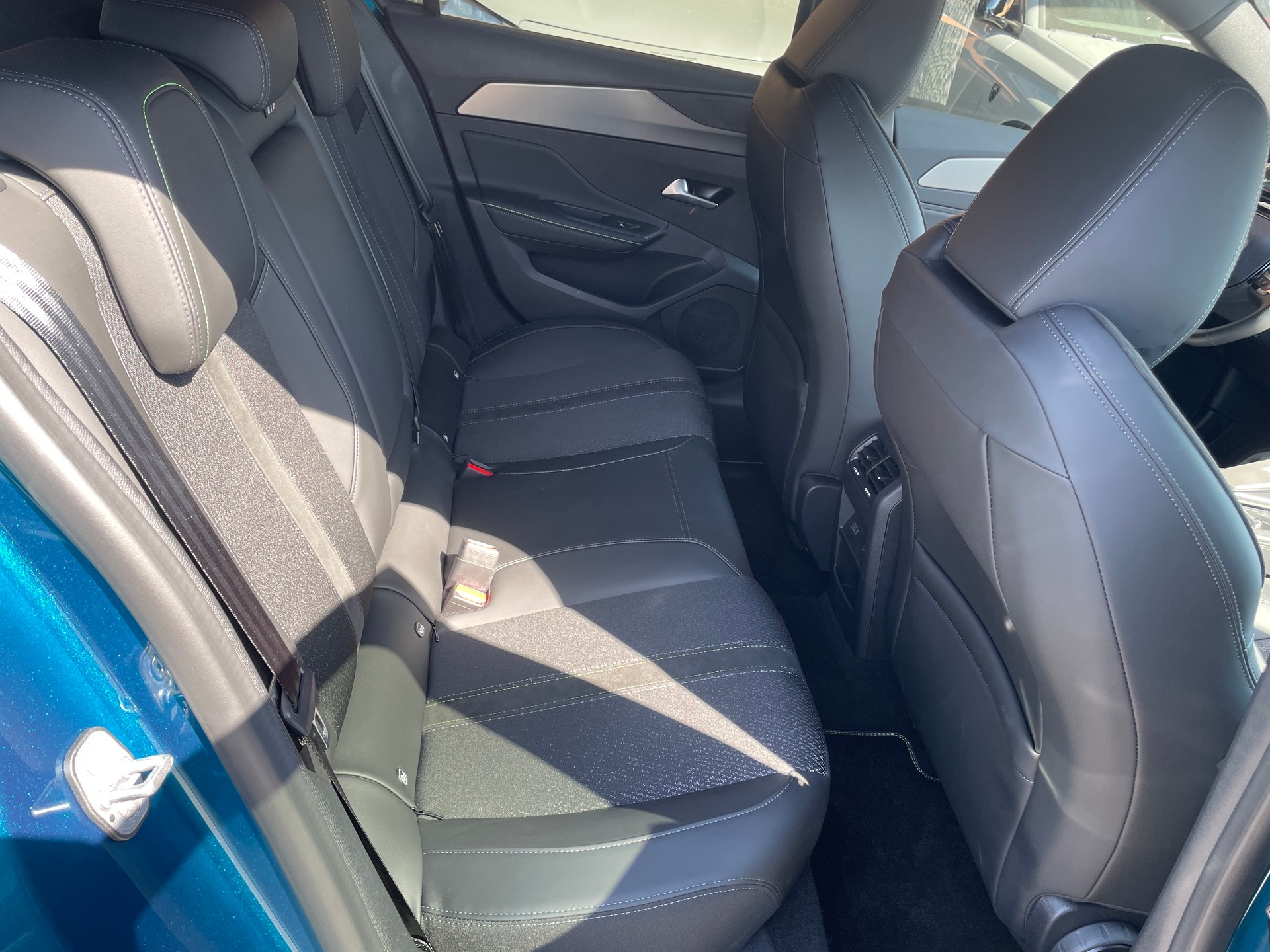 PEUGEOT 308 1.2 HEV 136 GT-image-6