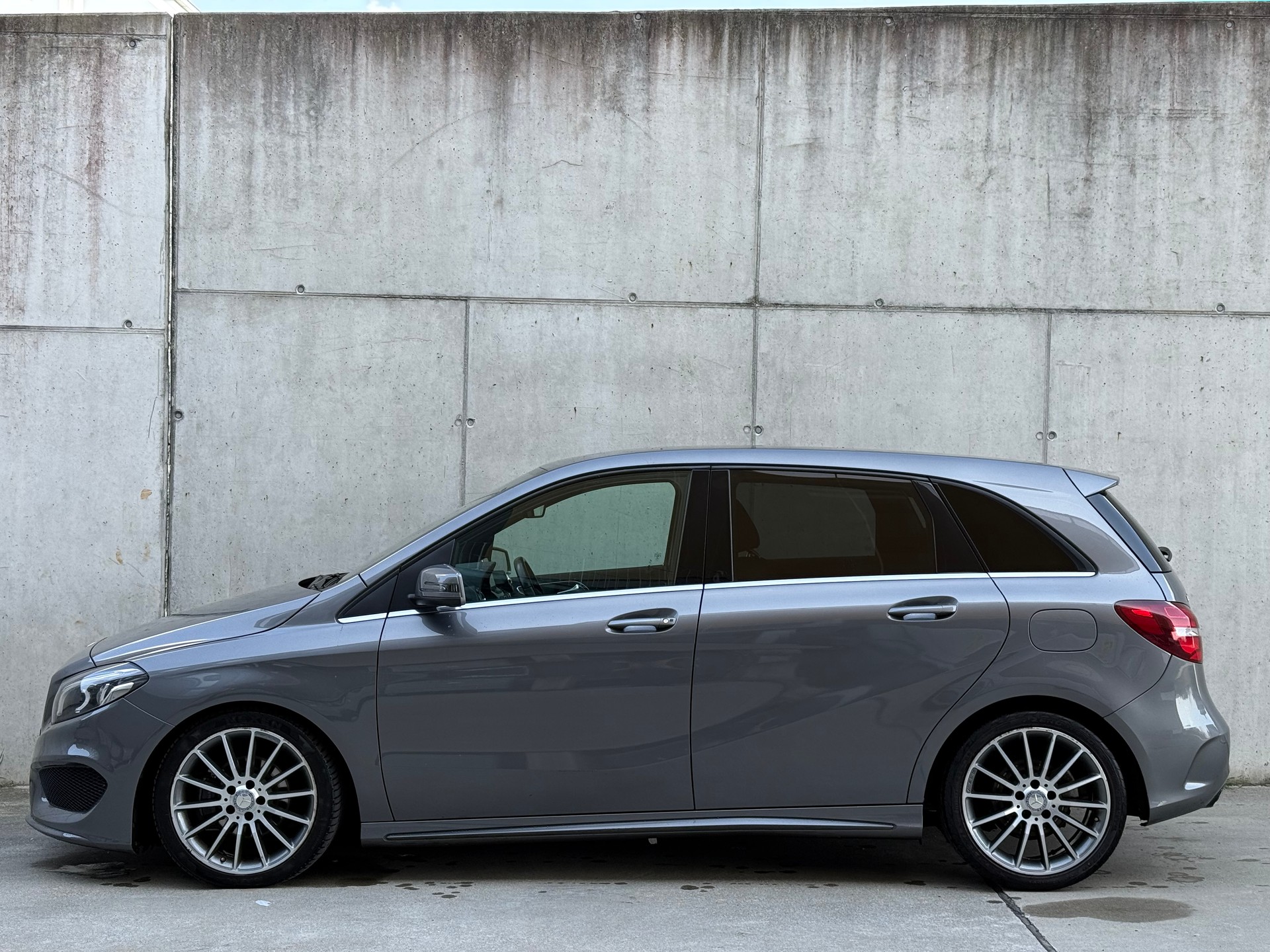 MERCEDES-BENZ B 200 AMG Line 7G-DCT-showroom-element-1
