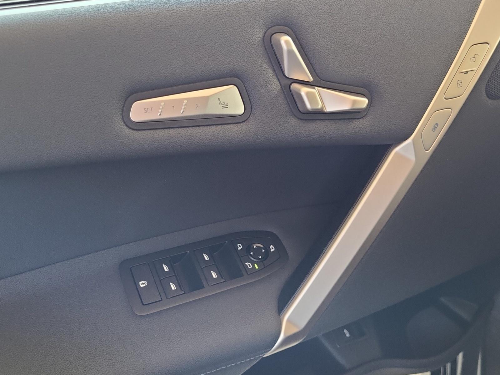 BMW iX xDrive45-image-18