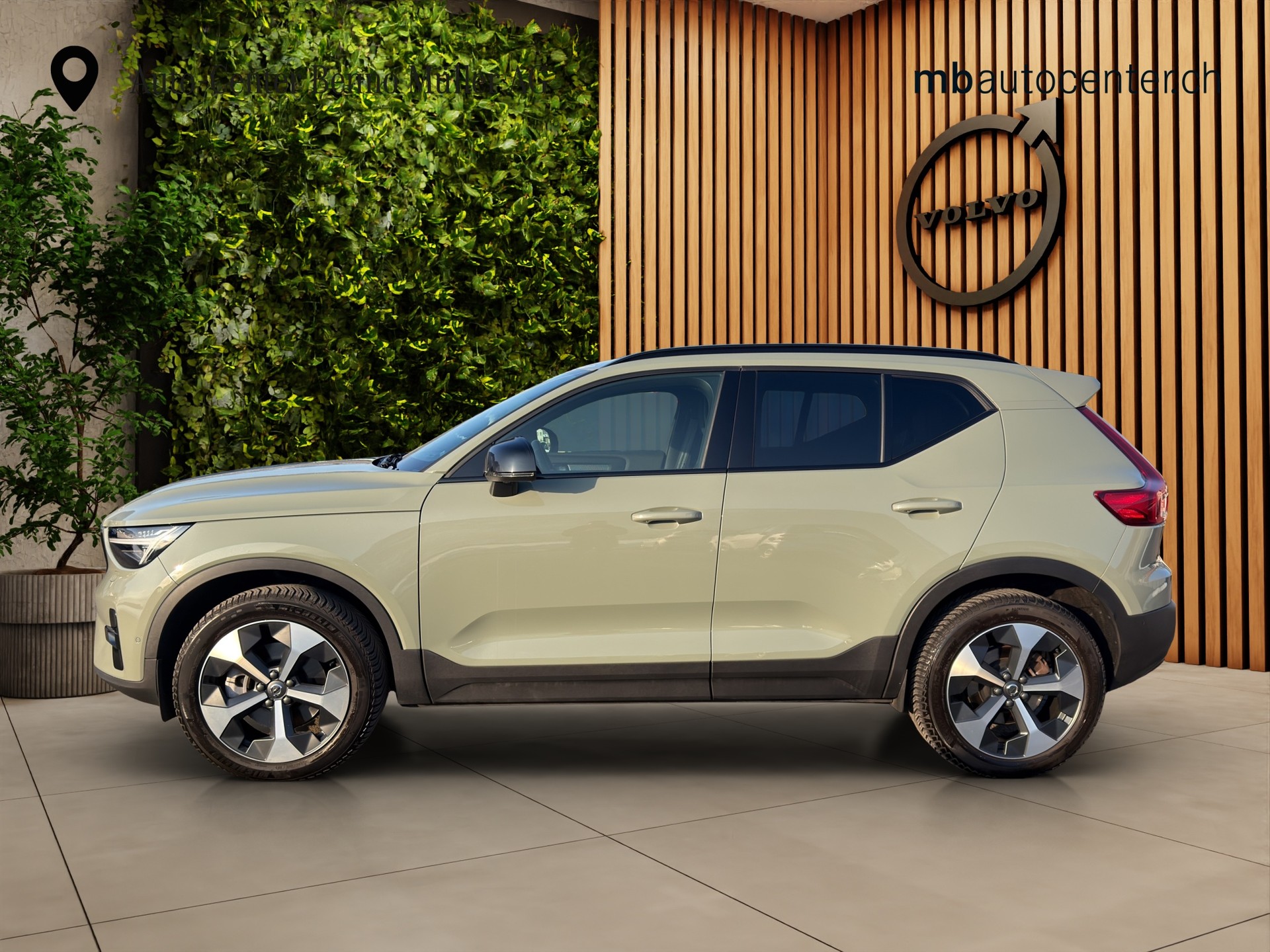 VOLVO XC40 2.0 B4 MH Plus Dark-showroom-element-1