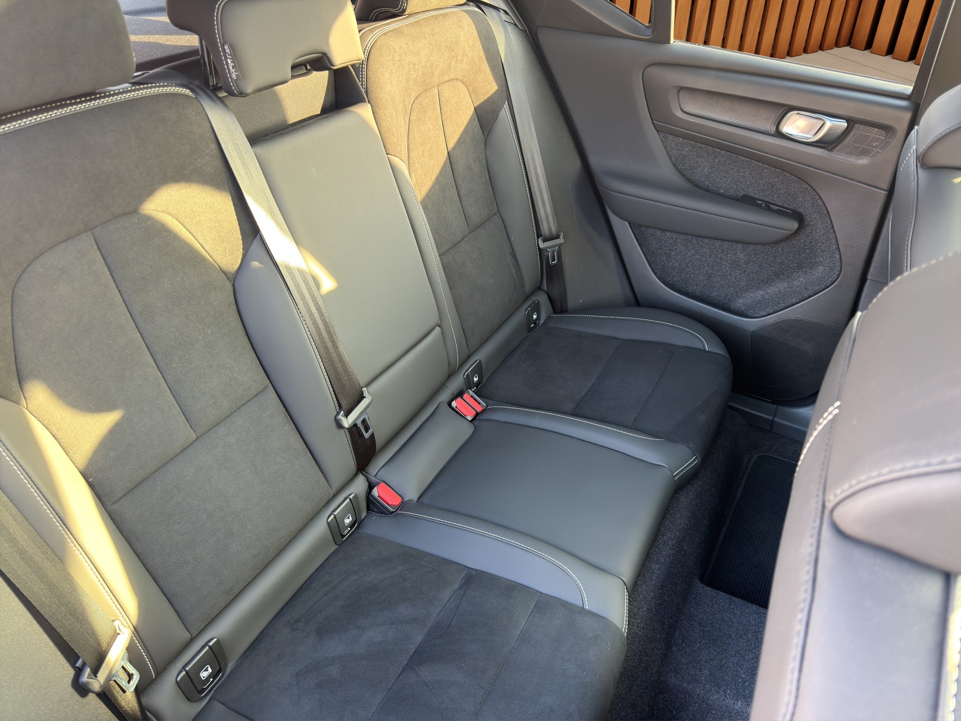 VOLVO XC40 2.0 B4 MH Plus Dark-image-16