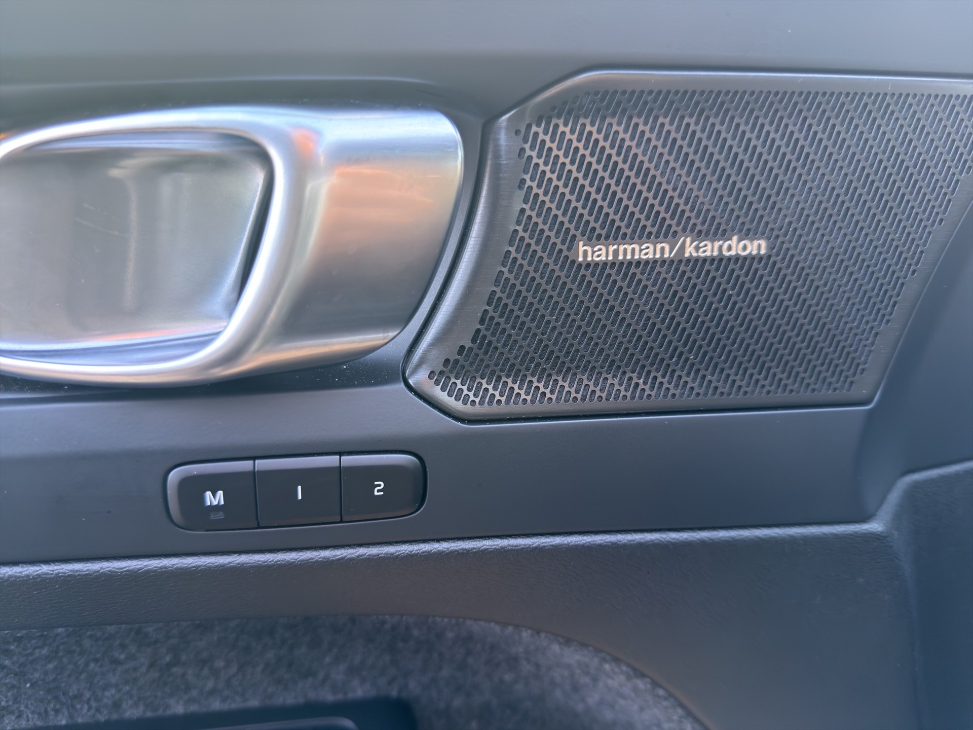 VOLVO XC40 2.0 B4 MH Plus Dark-image-18