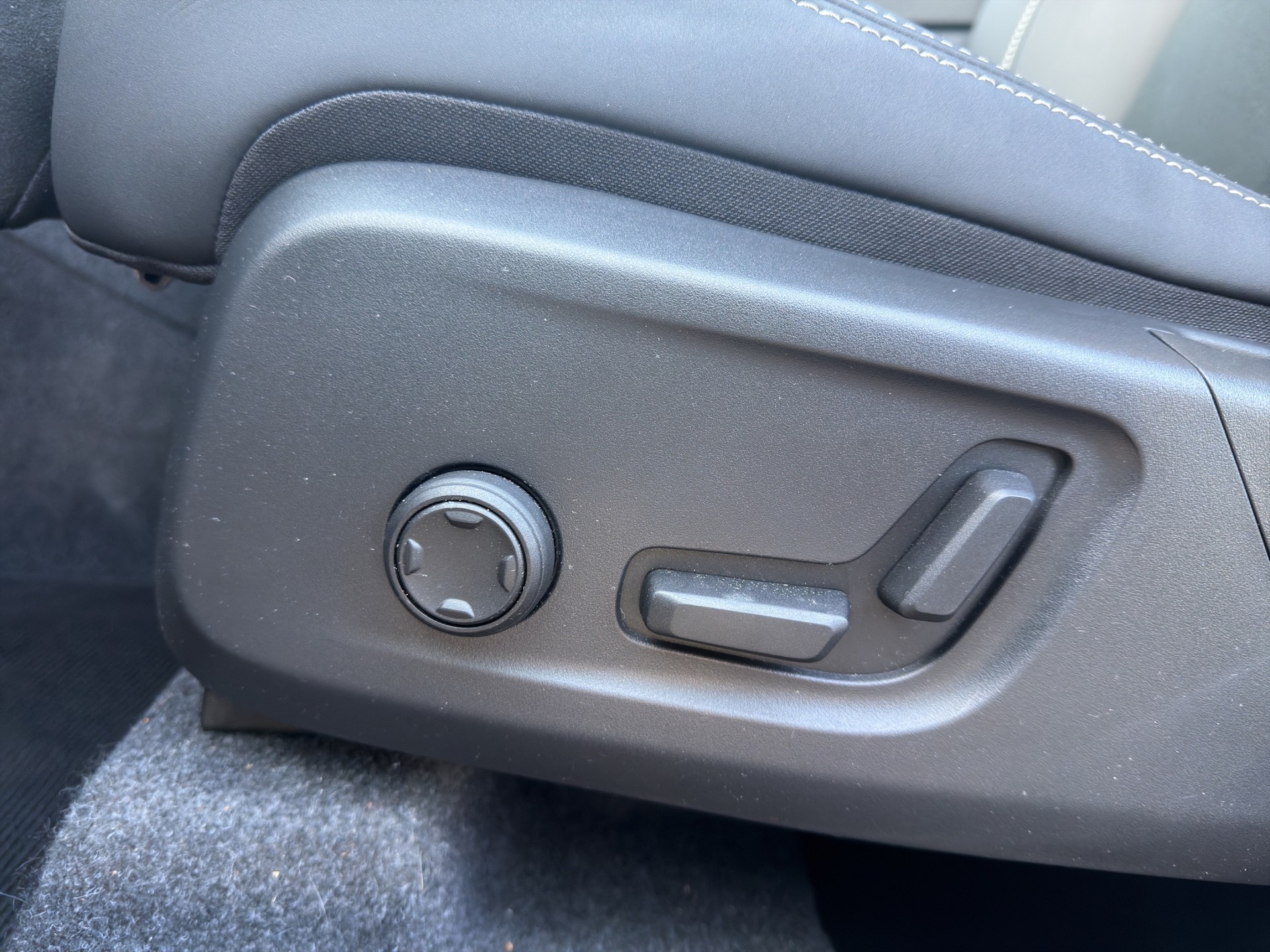 VOLVO XC40 2.0 B4 MH Plus Dark-image-20