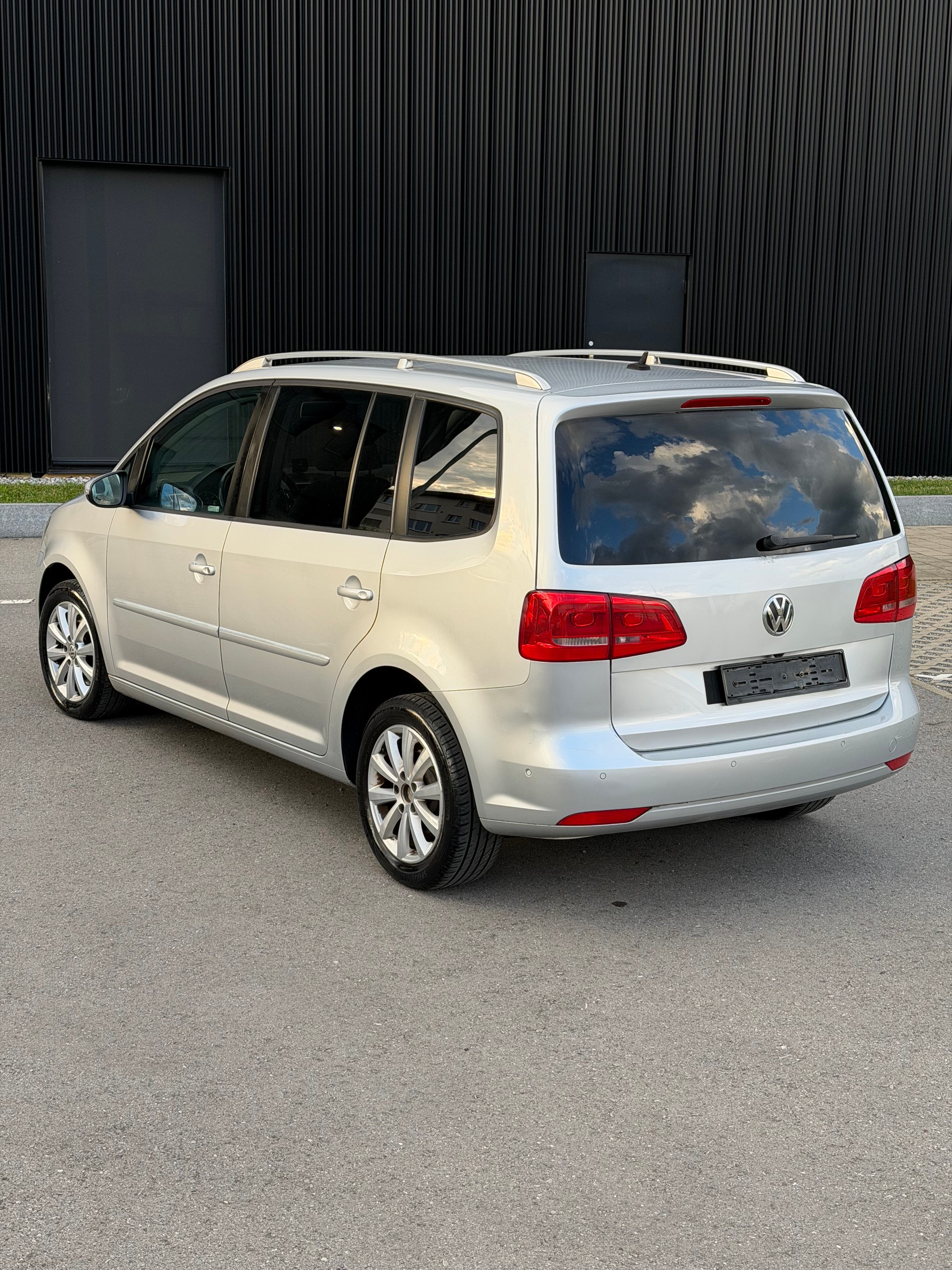 VW Touran 2.0 TDI Highline DSG-image-7