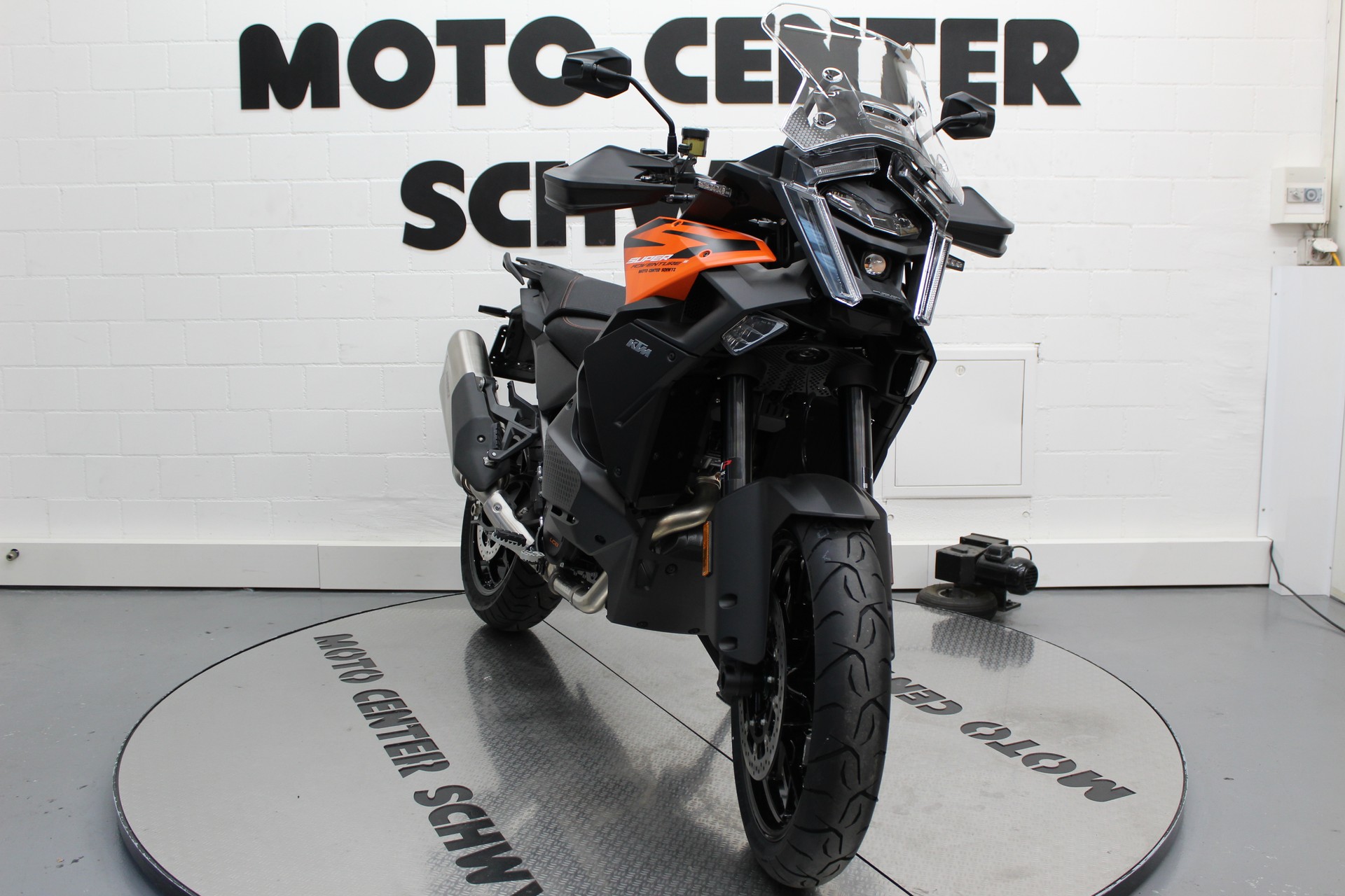 KTM 1390 Super Adventure S-showroom-element-2
